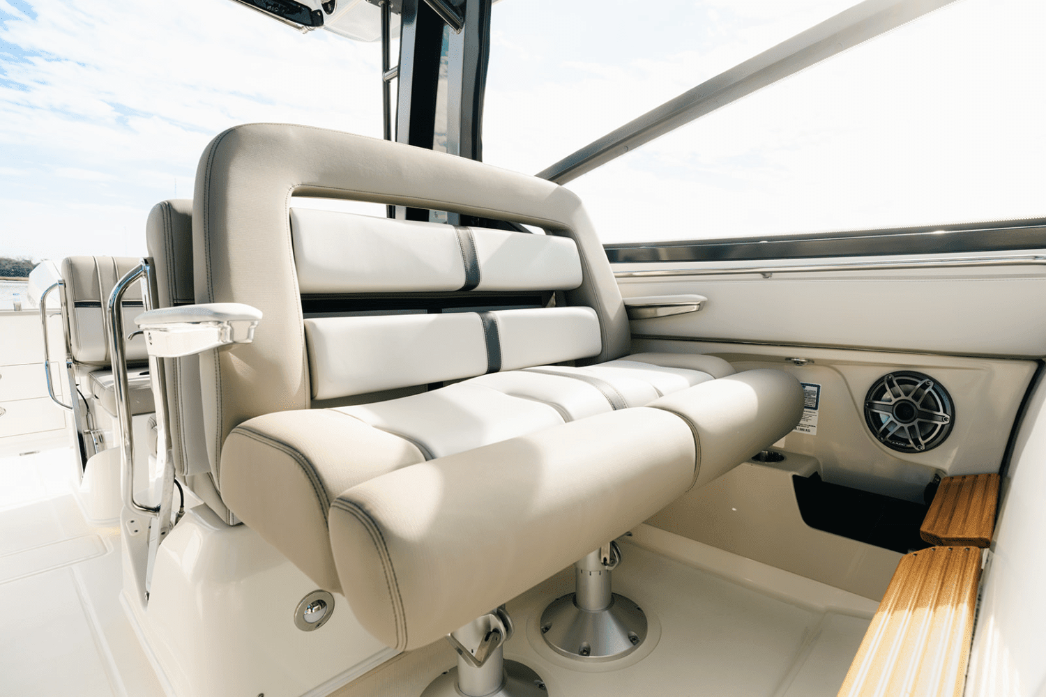2025 Boston Whaler 330 Vantage Image Thumbnail #17