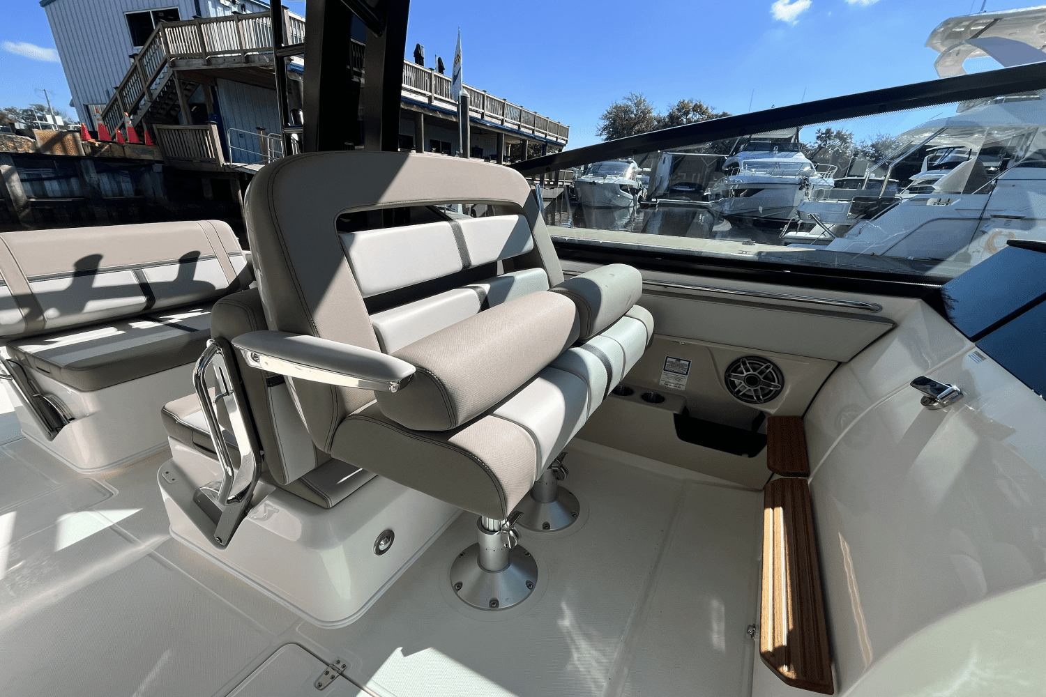 2025 Boston Whaler 330 Vantage Image Thumbnail #17