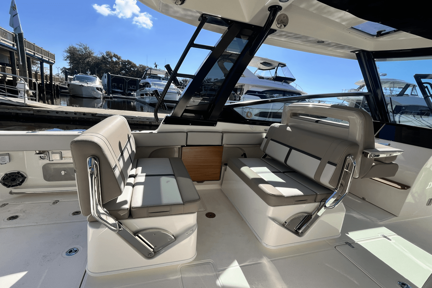 2025 Boston Whaler 330 Vantage Image Thumbnail #13