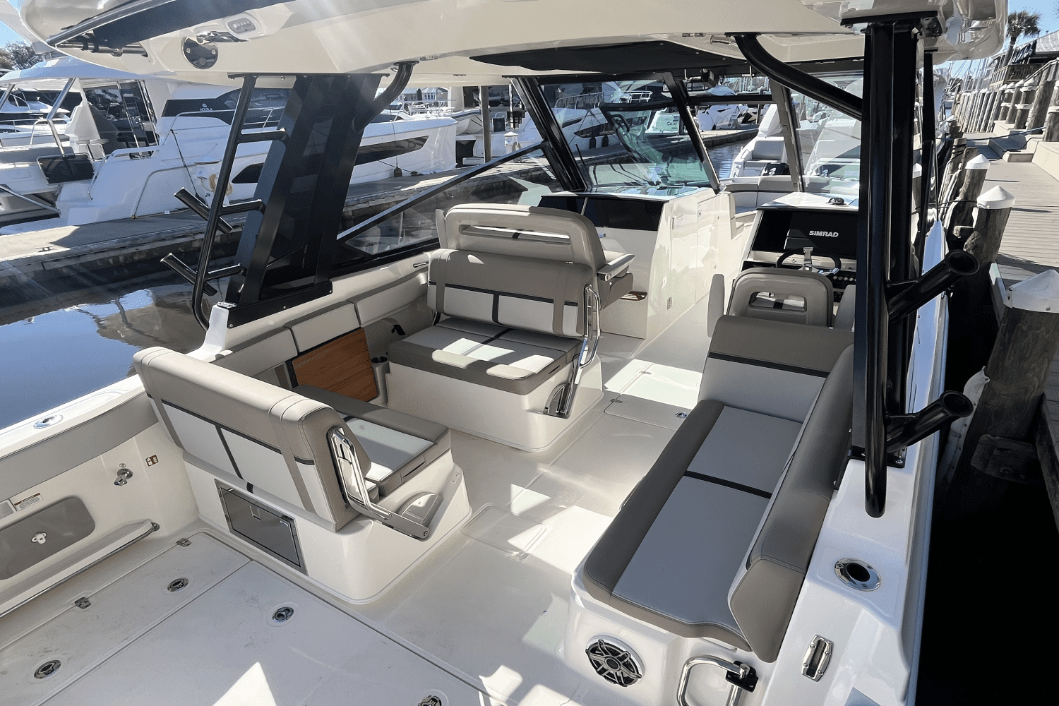 2025 Boston Whaler 330 Vantage Image Thumbnail #8