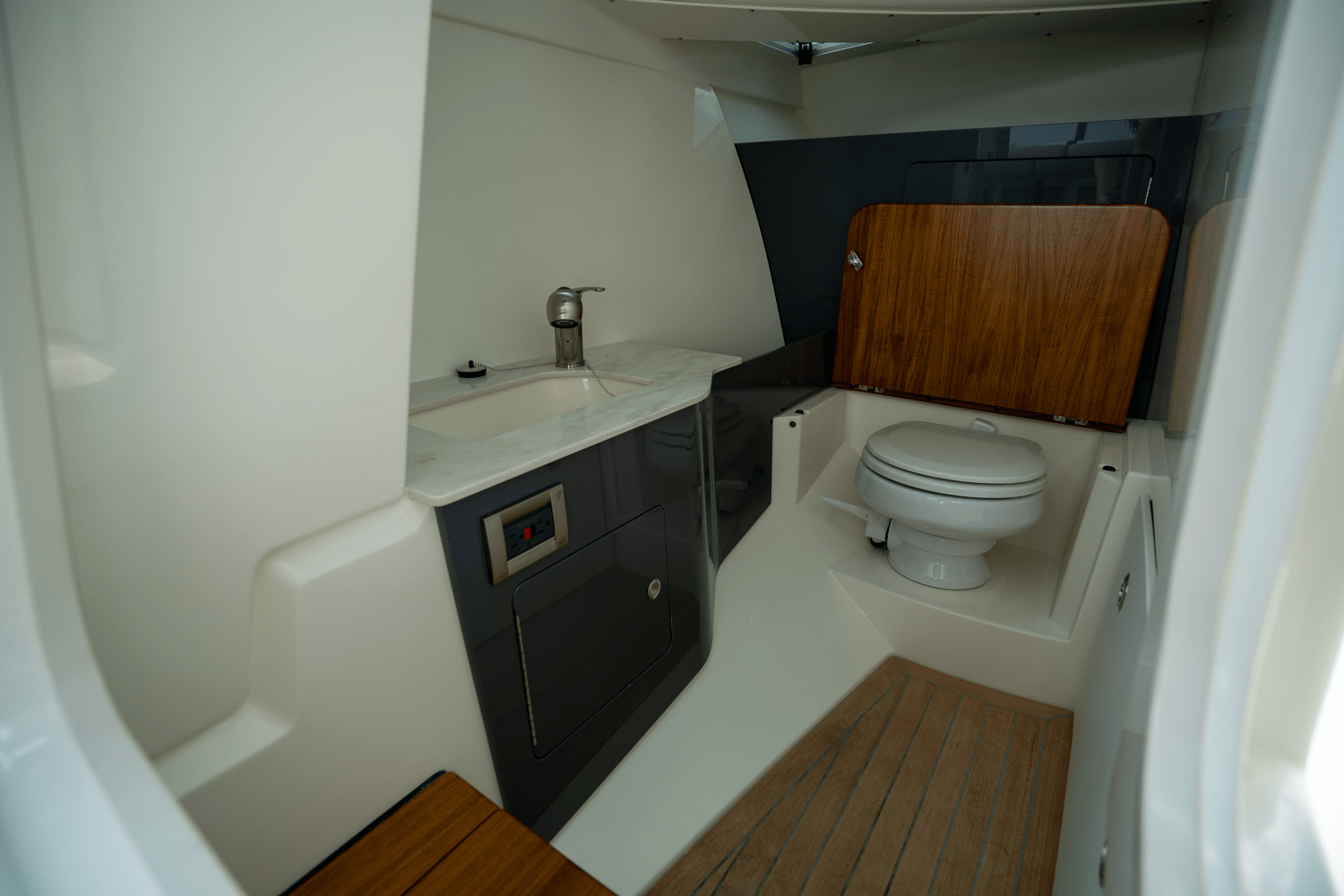 2025 Boston Whaler 330 Vantage Image Thumbnail #15