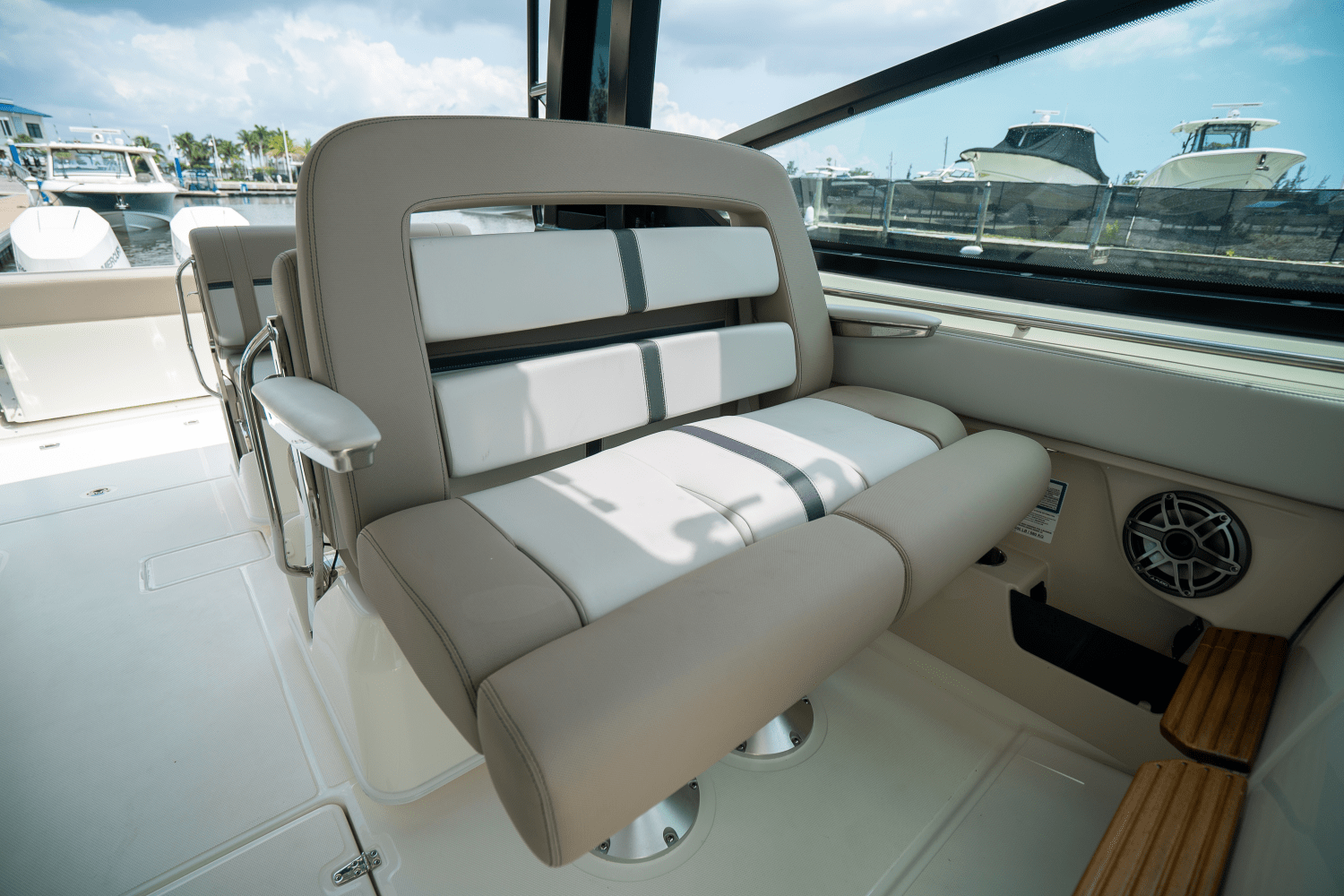 2025 Boston Whaler 330 Vantage Image Thumbnail #14