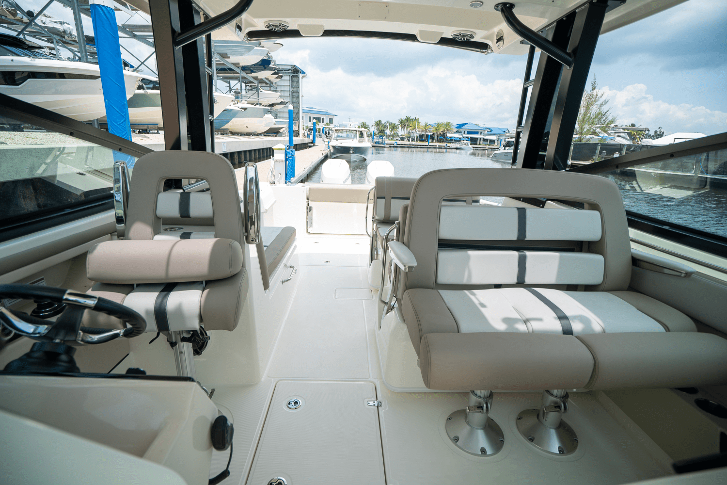 2025 Boston Whaler 330 Vantage Image Thumbnail #17