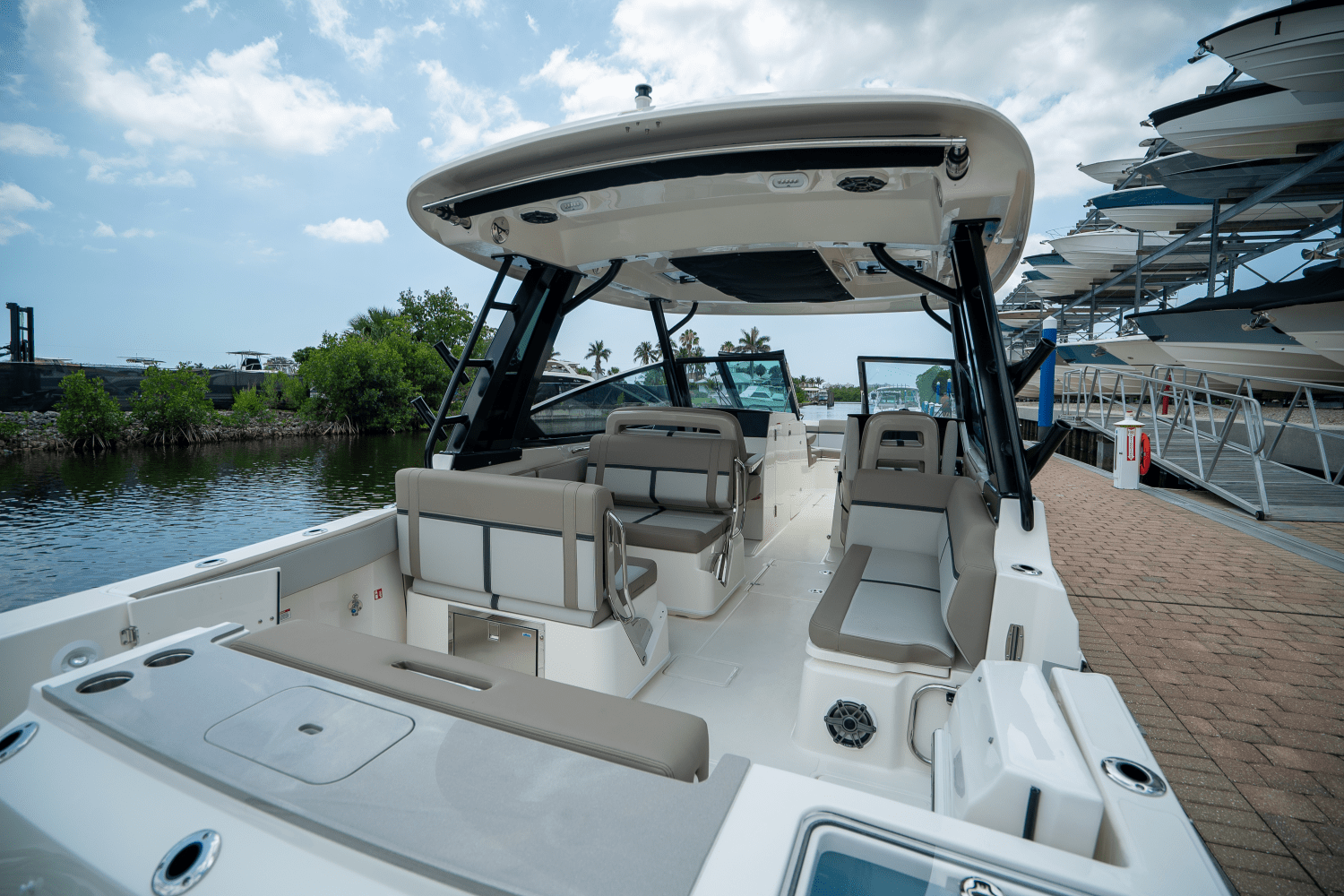 2025 Boston Whaler 330 Vantage Image Thumbnail #5