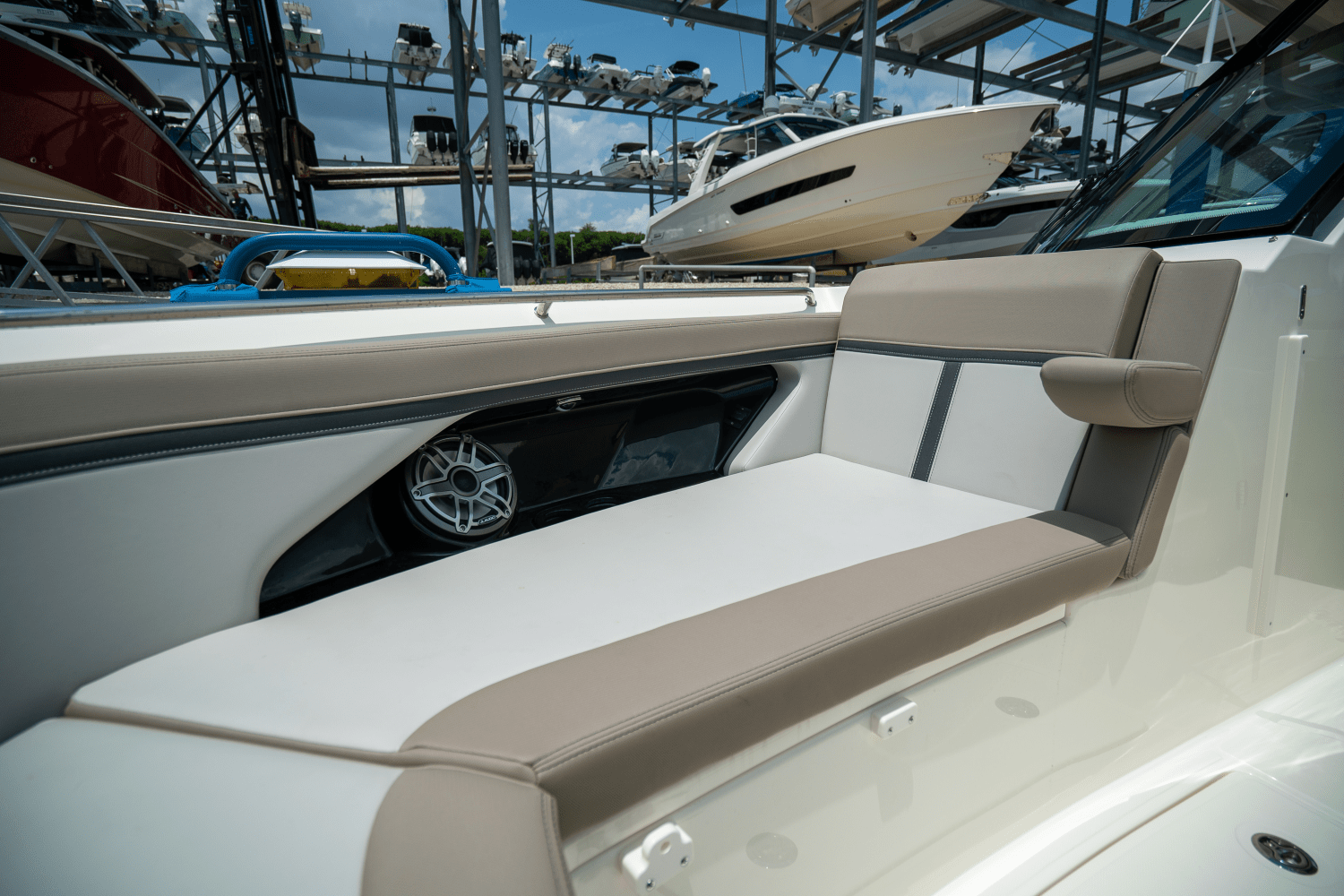 2025 Boston Whaler 330 Vantage Image Thumbnail #20