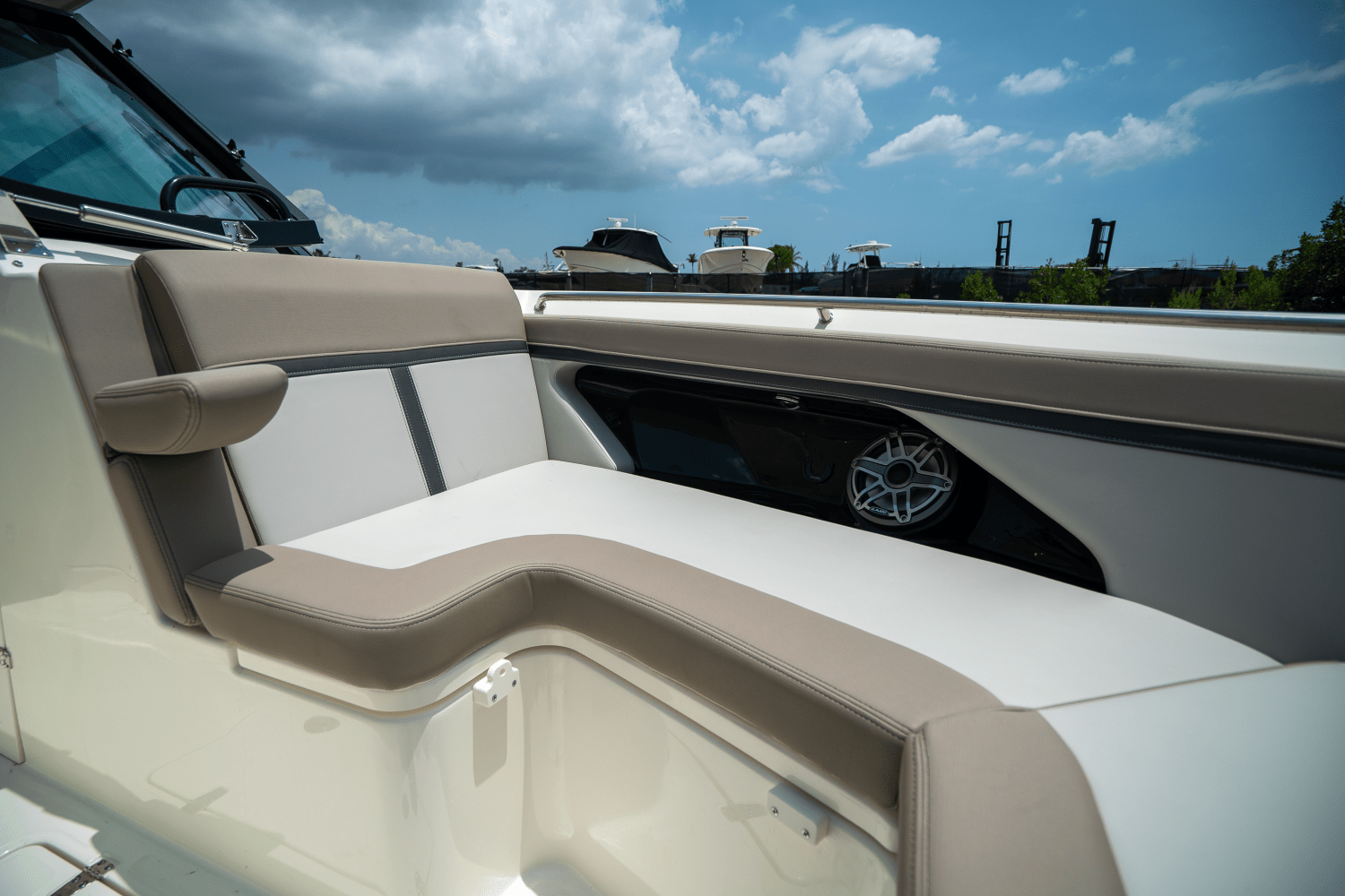 2025 Boston Whaler 330 Vantage Image Thumbnail #19
