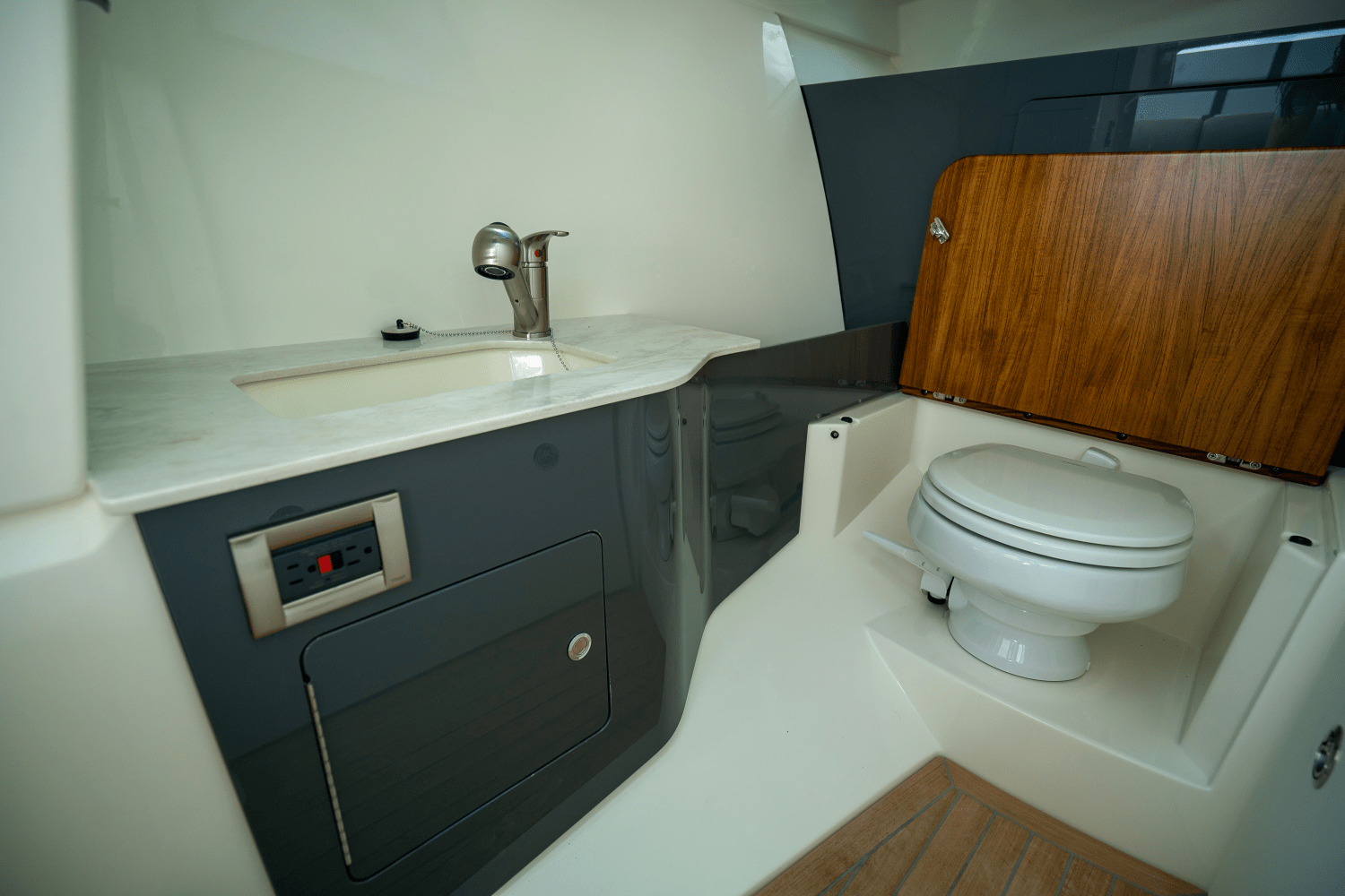 2025 Boston Whaler 330 Vantage Image Thumbnail #16
