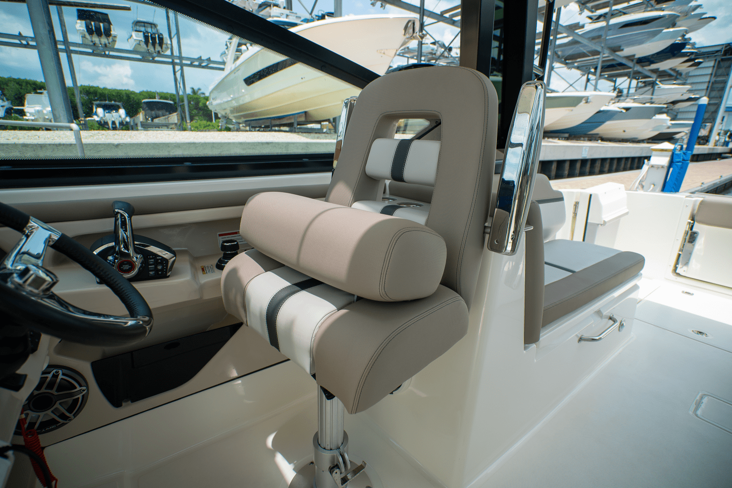 2025 Boston Whaler 330 Vantage Image Thumbnail #10