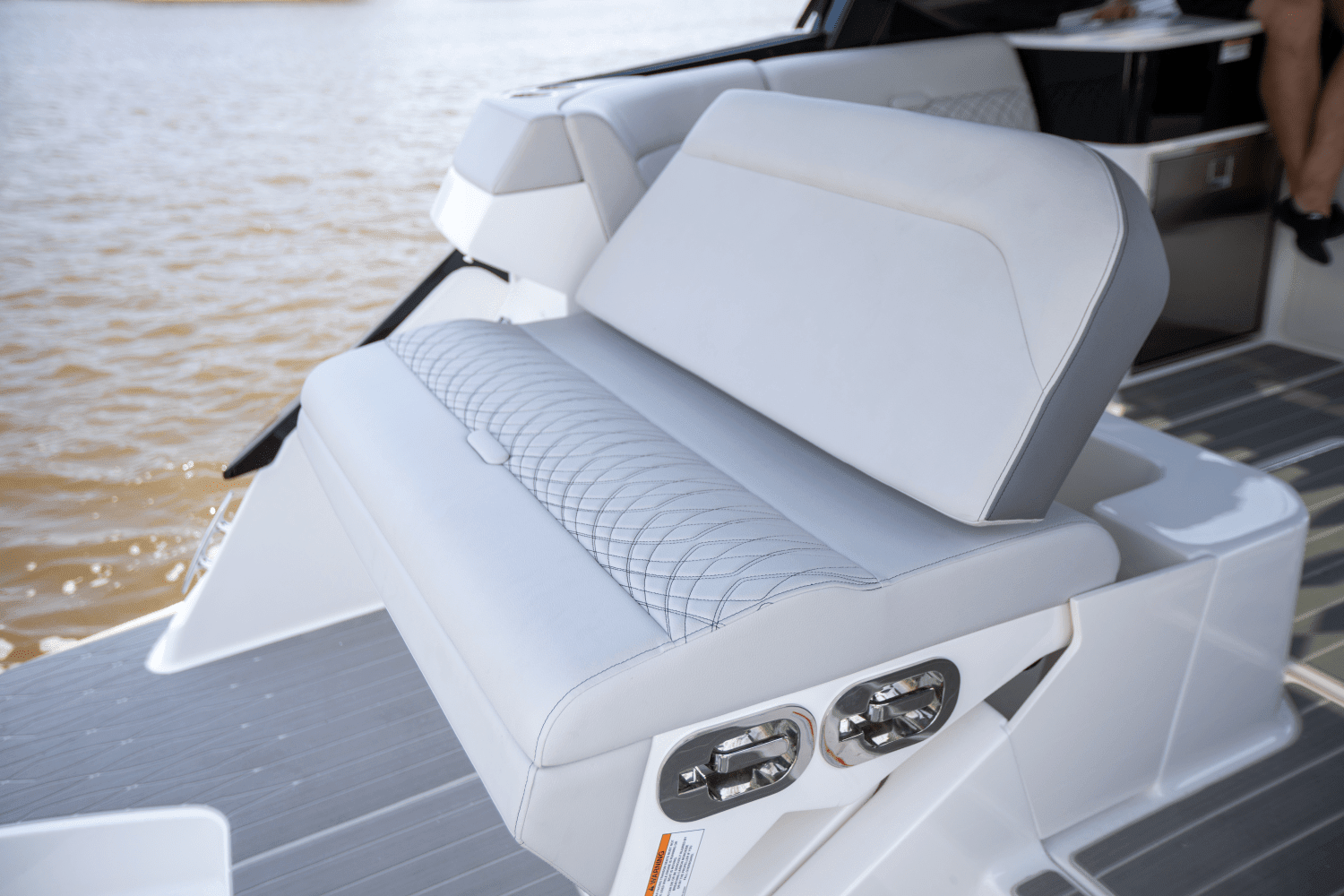 2024 Sea Ray Sundancer 370 Outboard Image Thumbnail #18