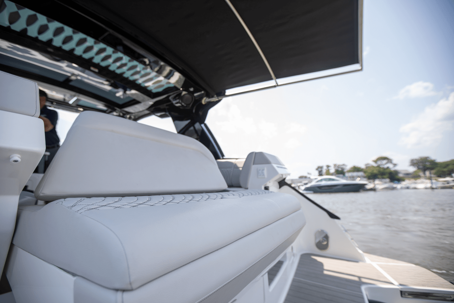 2024 Sea Ray Sundancer 370 Outboard Image Thumbnail #17