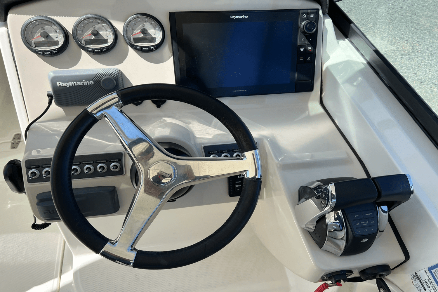 Thumbnail 4 for 2018 Boston Whaler 270 VANTAGE