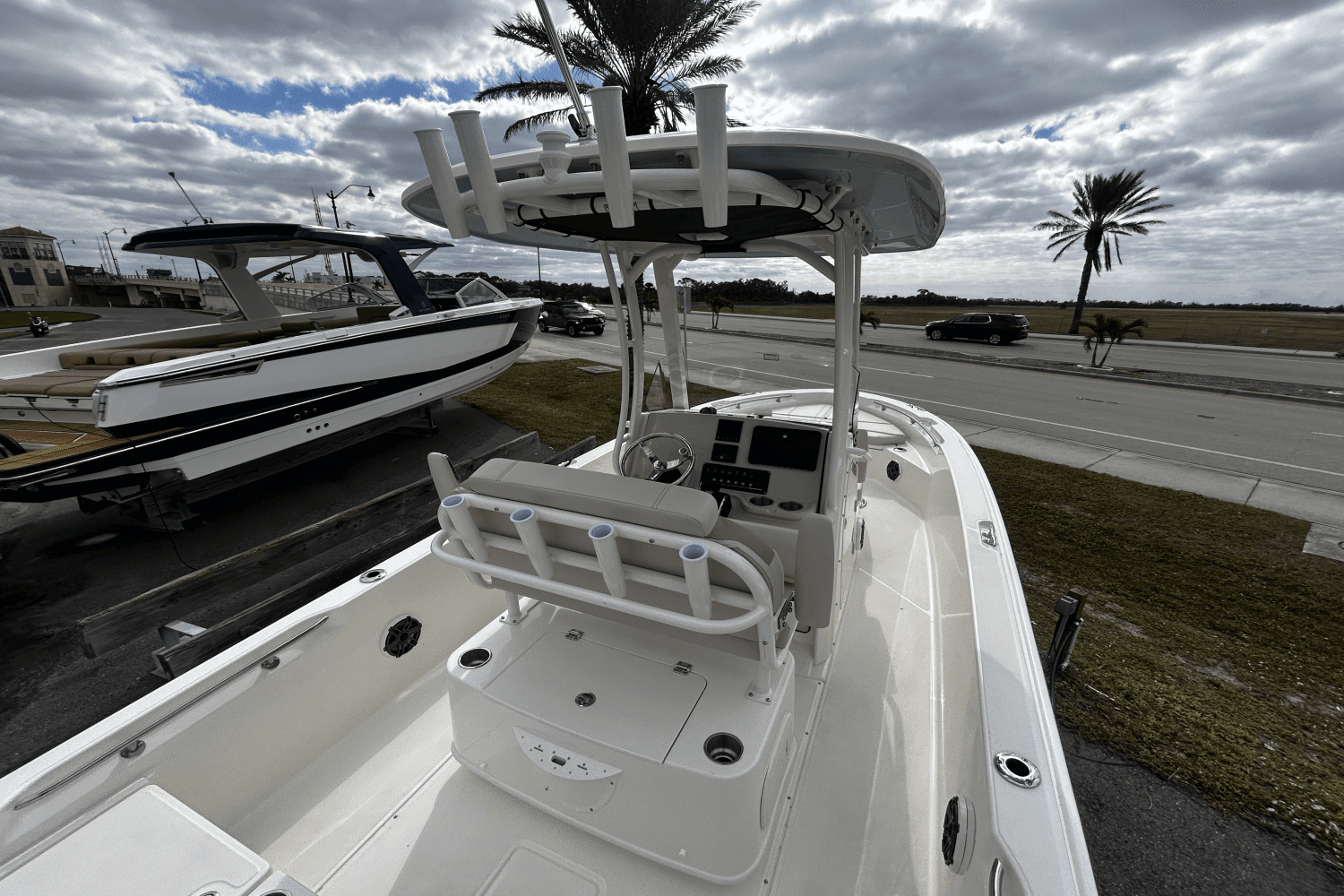 2025 Boston Whaler 220 Dauntless Image Thumbnail #3