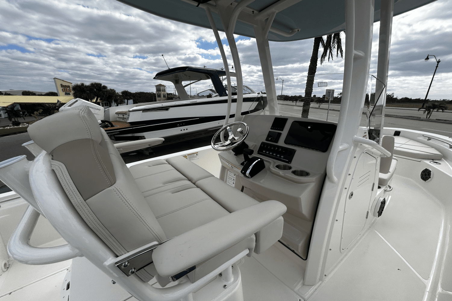 2025 Boston Whaler 220 Dauntless Image Thumbnail #8