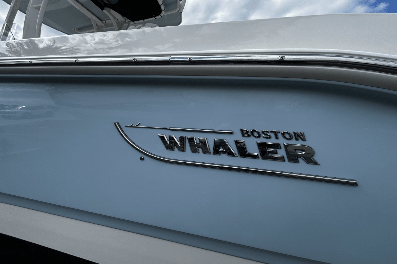 2025 Boston Whaler 220 Dauntless Image Thumbnail #1