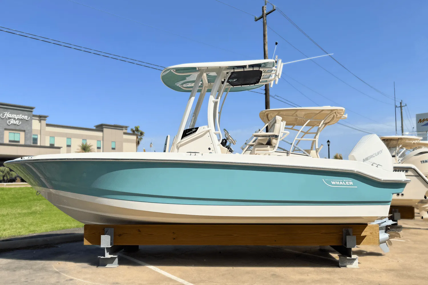 2025 Boston Whaler 220 Dauntless Image Thumbnail #0