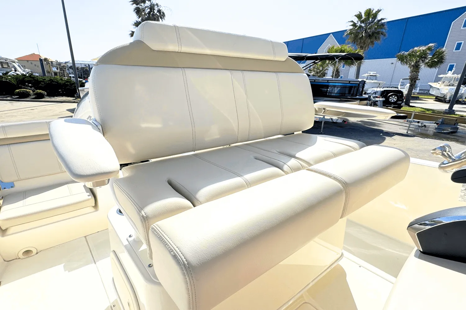 2025 Boston Whaler 220 Dauntless Image Thumbnail #11