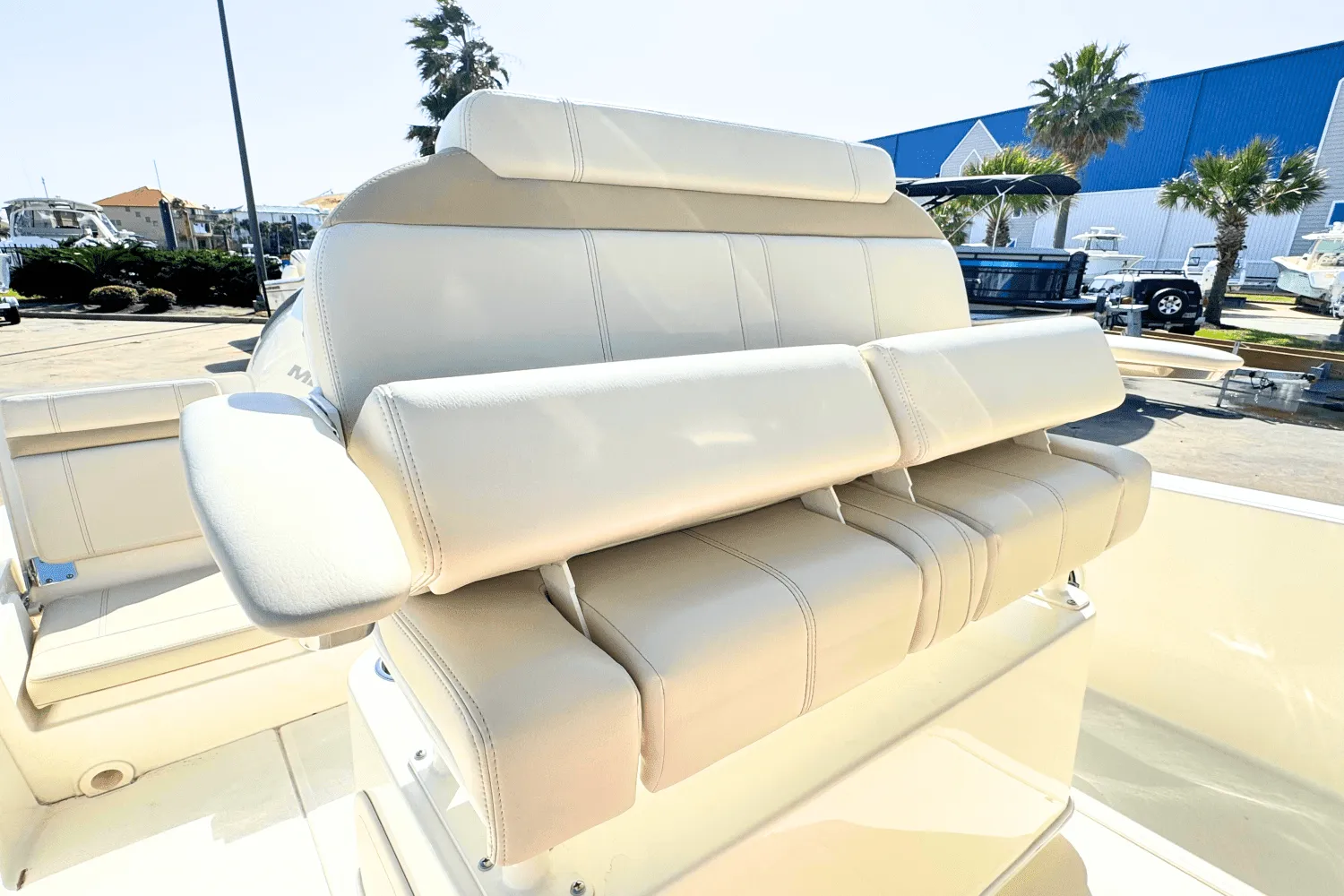 2025 Boston Whaler 220 Dauntless Image Thumbnail #10