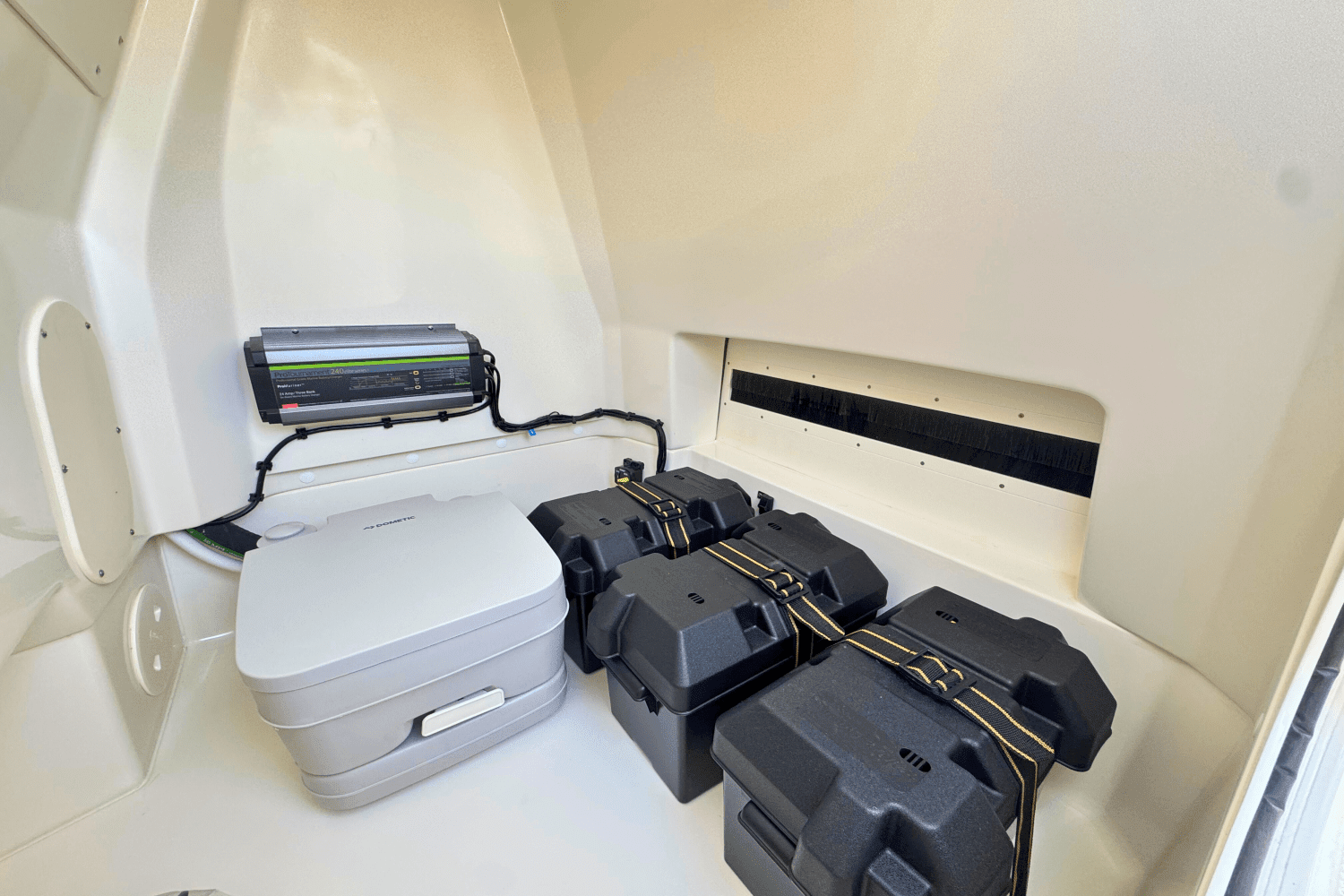 2025 Boston Whaler 220 Dauntless Image Thumbnail #16