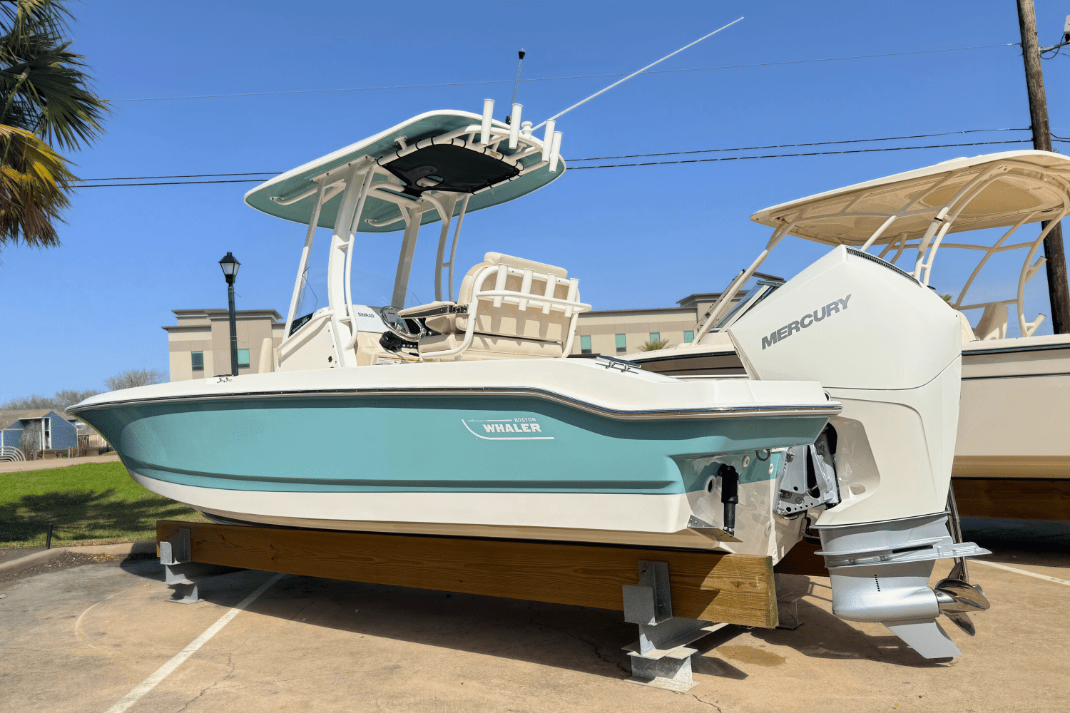 2025 Boston Whaler 220 Dauntless Image Thumbnail #2