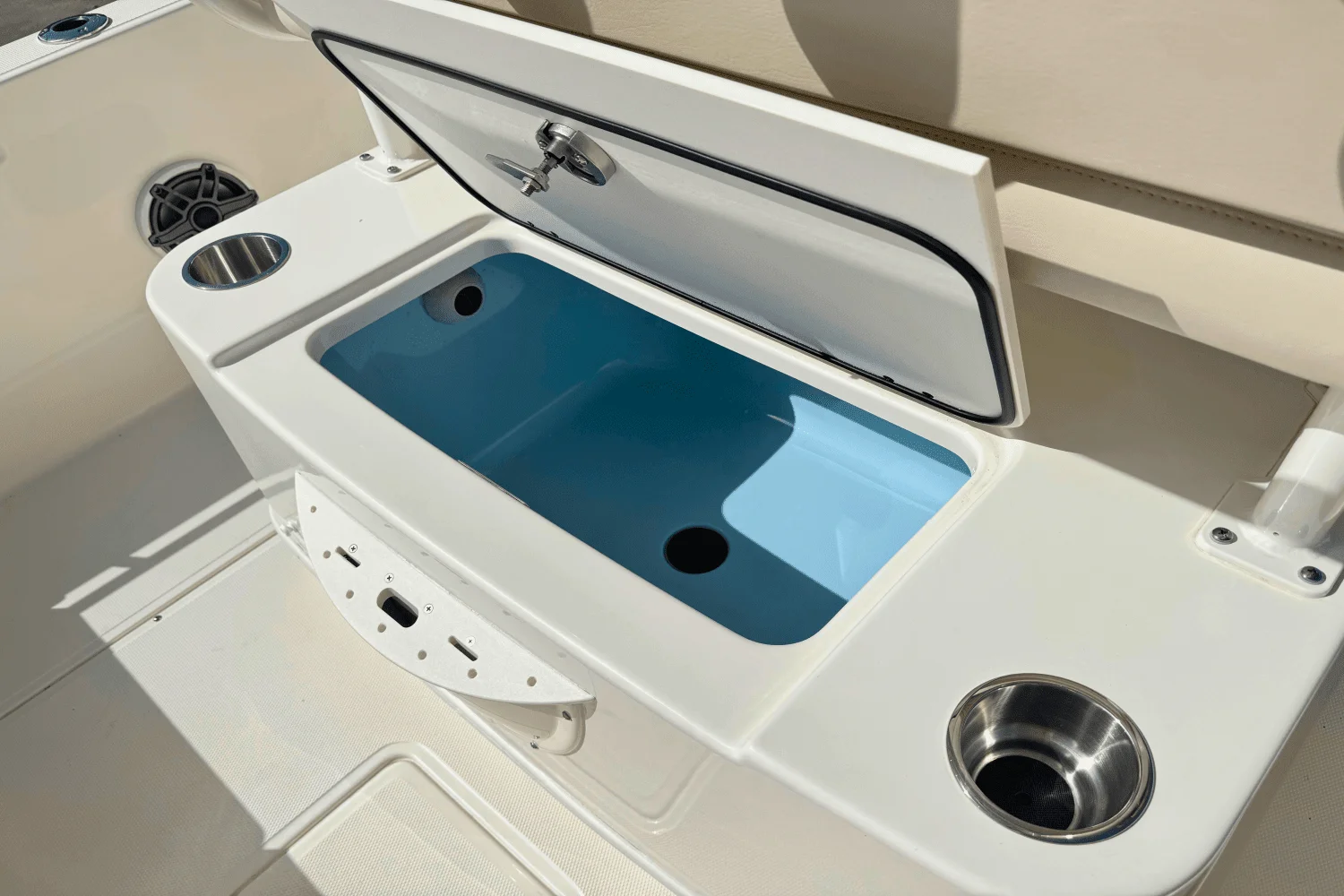 2025 Boston Whaler 220 Dauntless Image Thumbnail #15