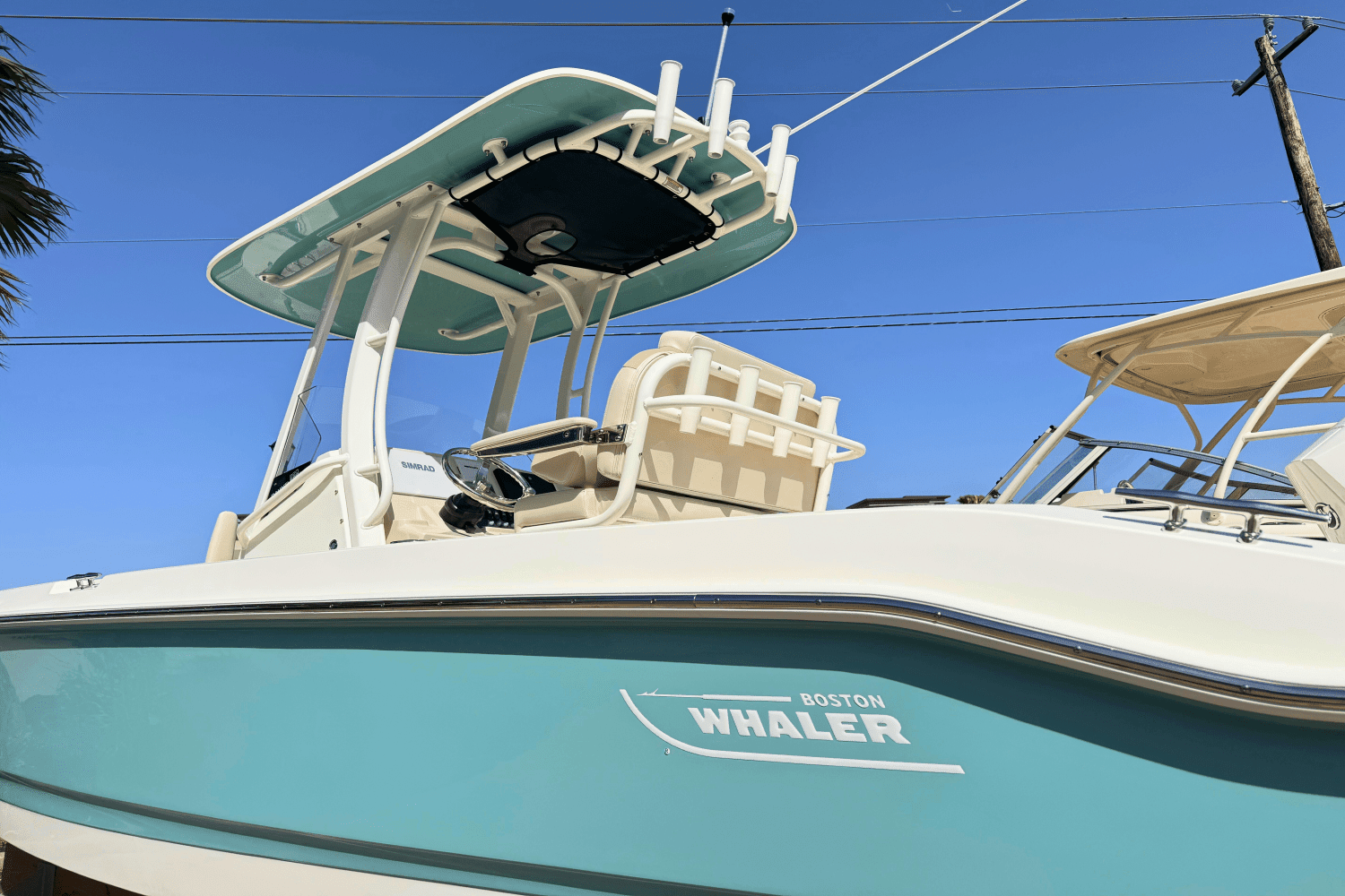 2025 Boston Whaler 220 Dauntless Image Thumbnail #1