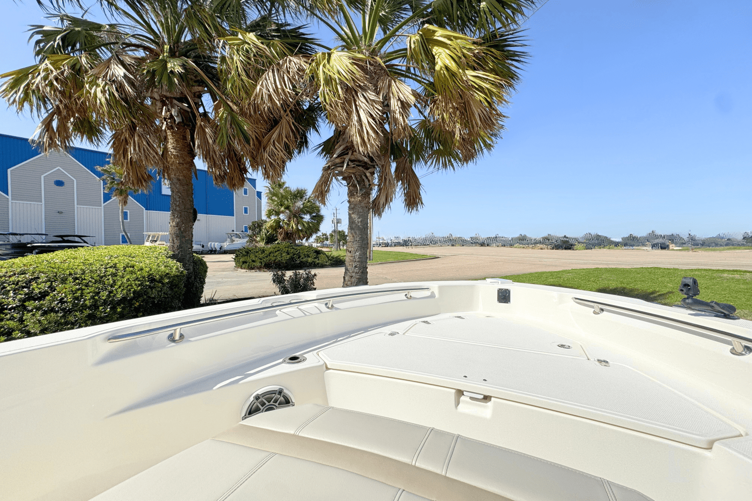 2025 Boston Whaler 220 Dauntless Image Thumbnail #5