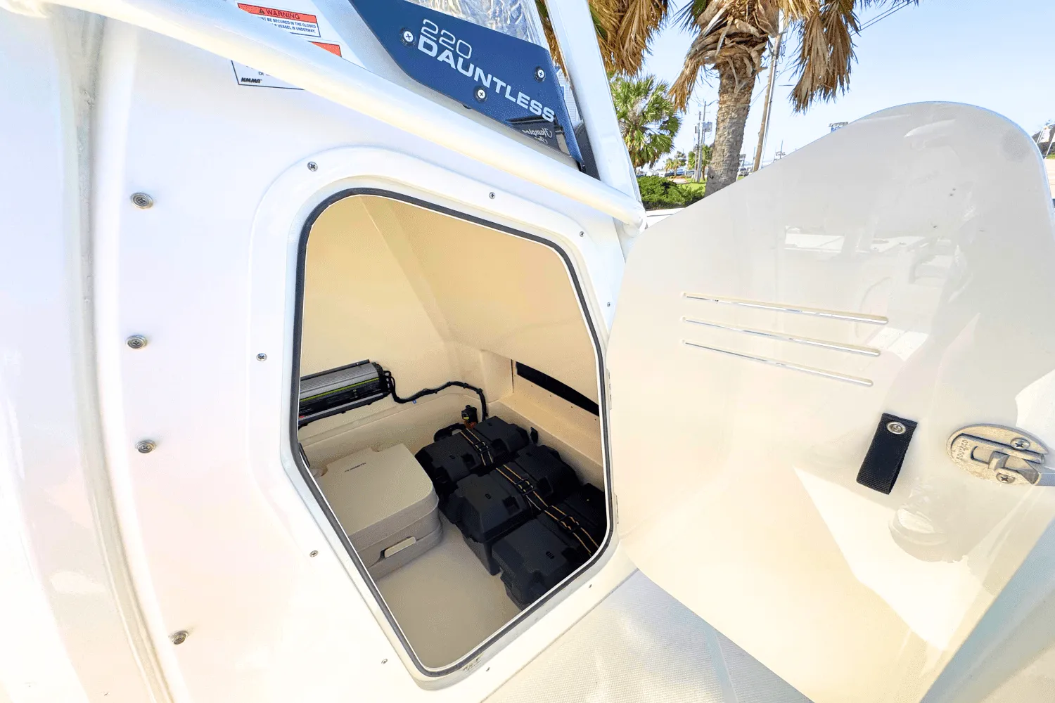 2025 Boston Whaler 220 Dauntless Image Thumbnail #17