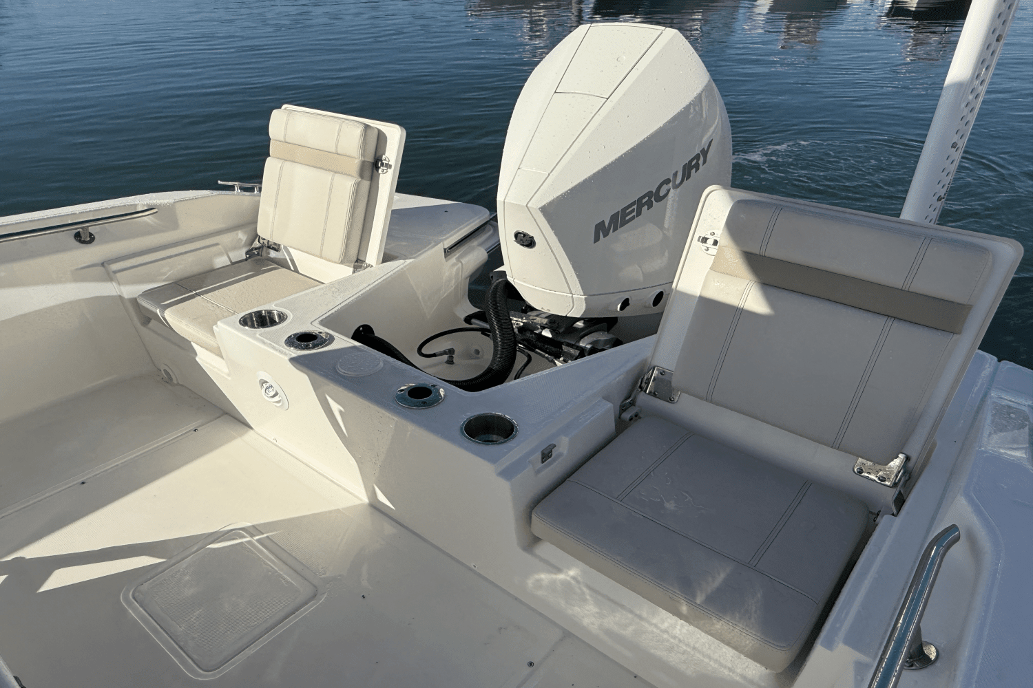 2025 Boston Whaler 220 Dauntless Image Thumbnail #12