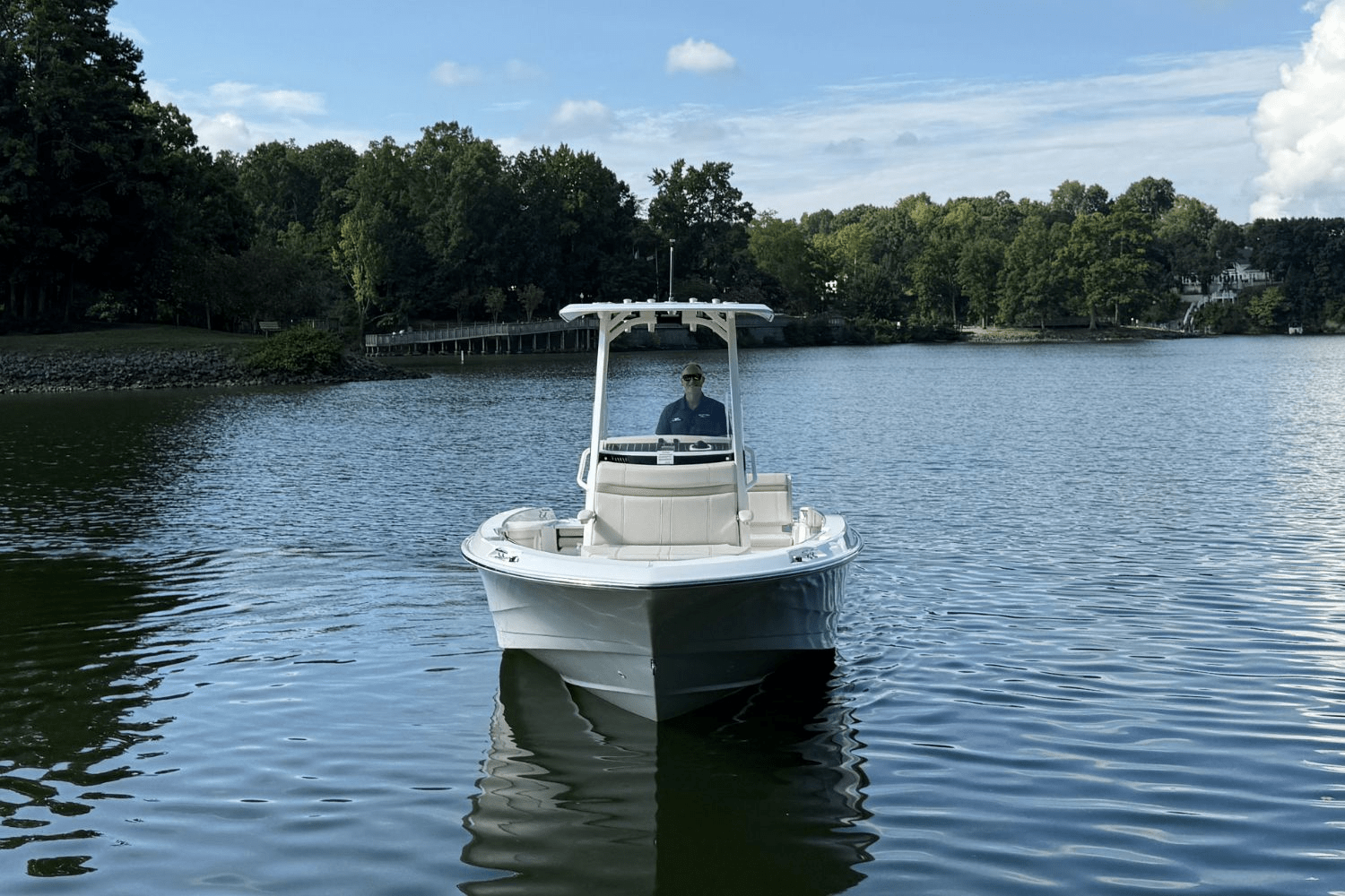 2025 Boston Whaler 220 Dauntless Image Thumbnail #3