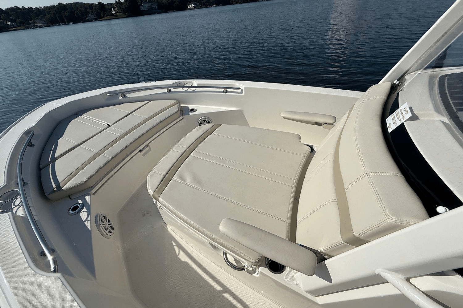 2025 Boston Whaler 220 Dauntless Image Thumbnail #8