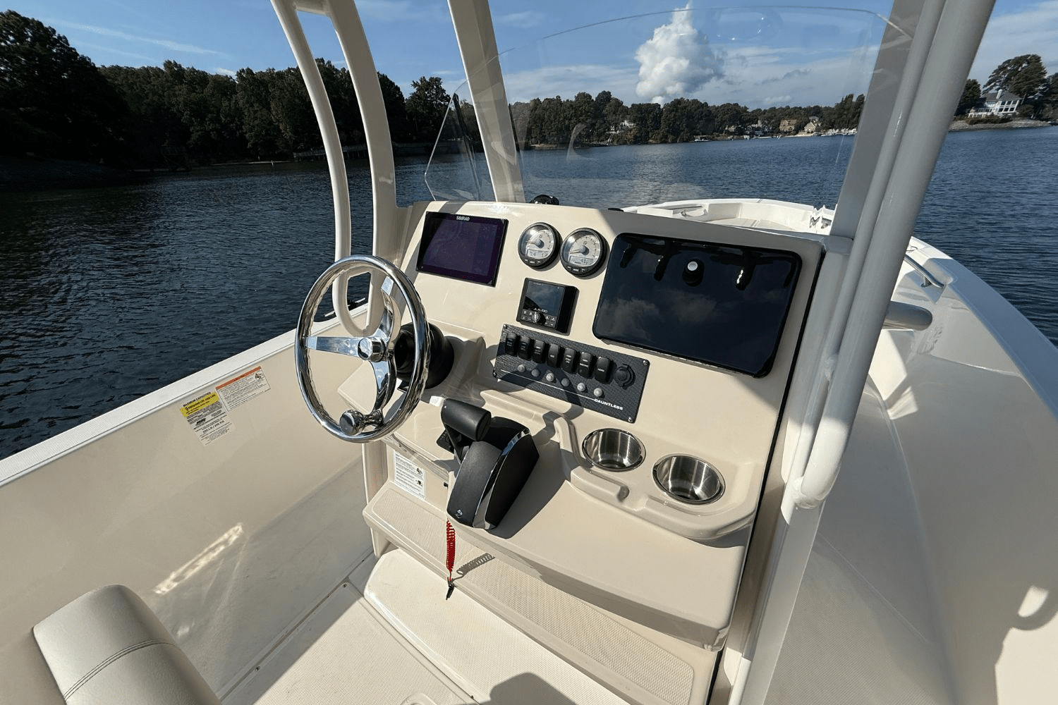 2025 Boston Whaler 220 Dauntless Image Thumbnail #13