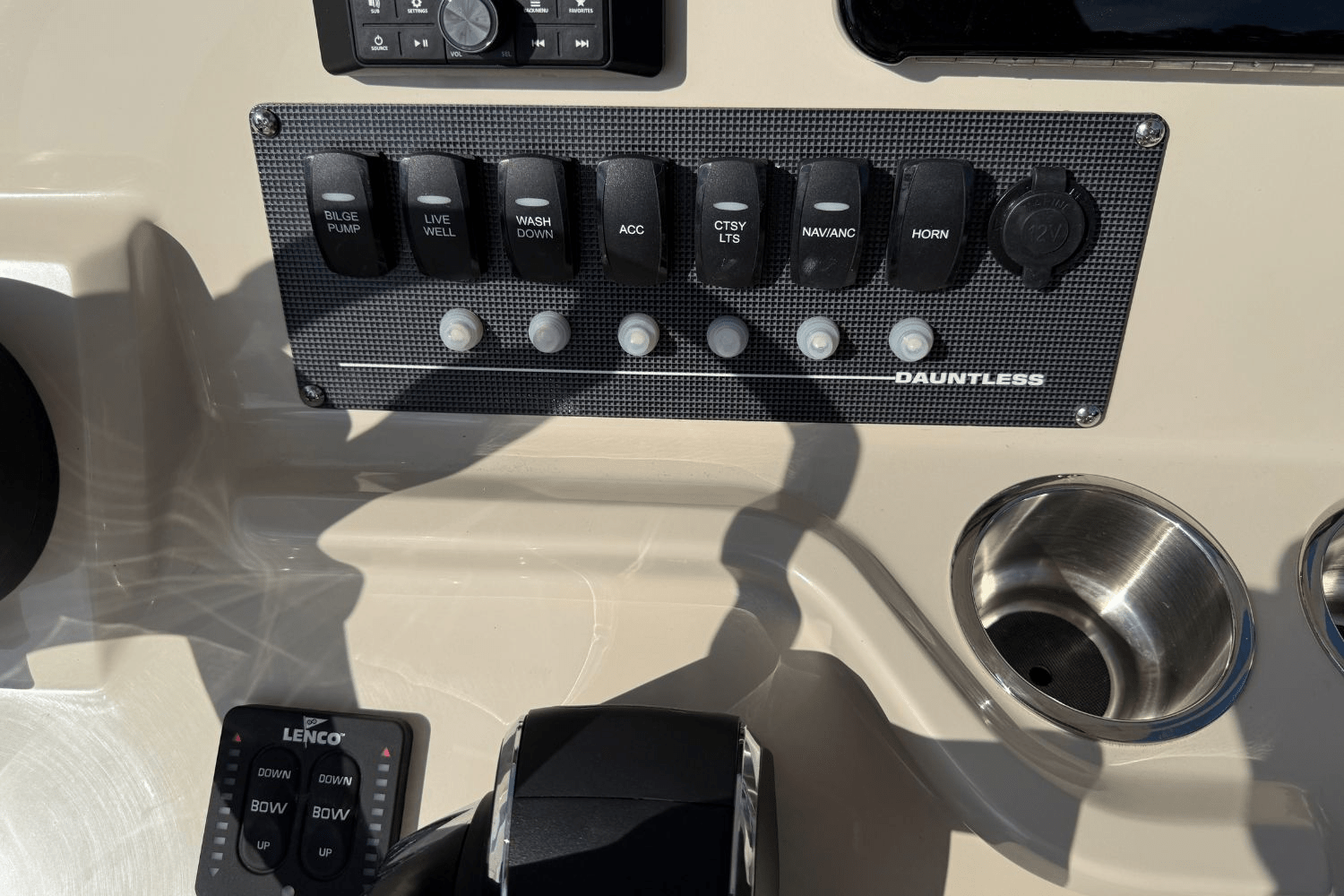 2025 Boston Whaler 220 Dauntless Image Thumbnail #15