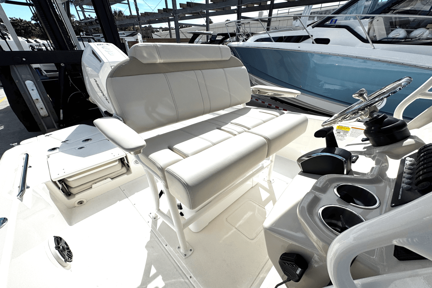 2025 Boston Whaler 250 Dauntless Image Thumbnail #8