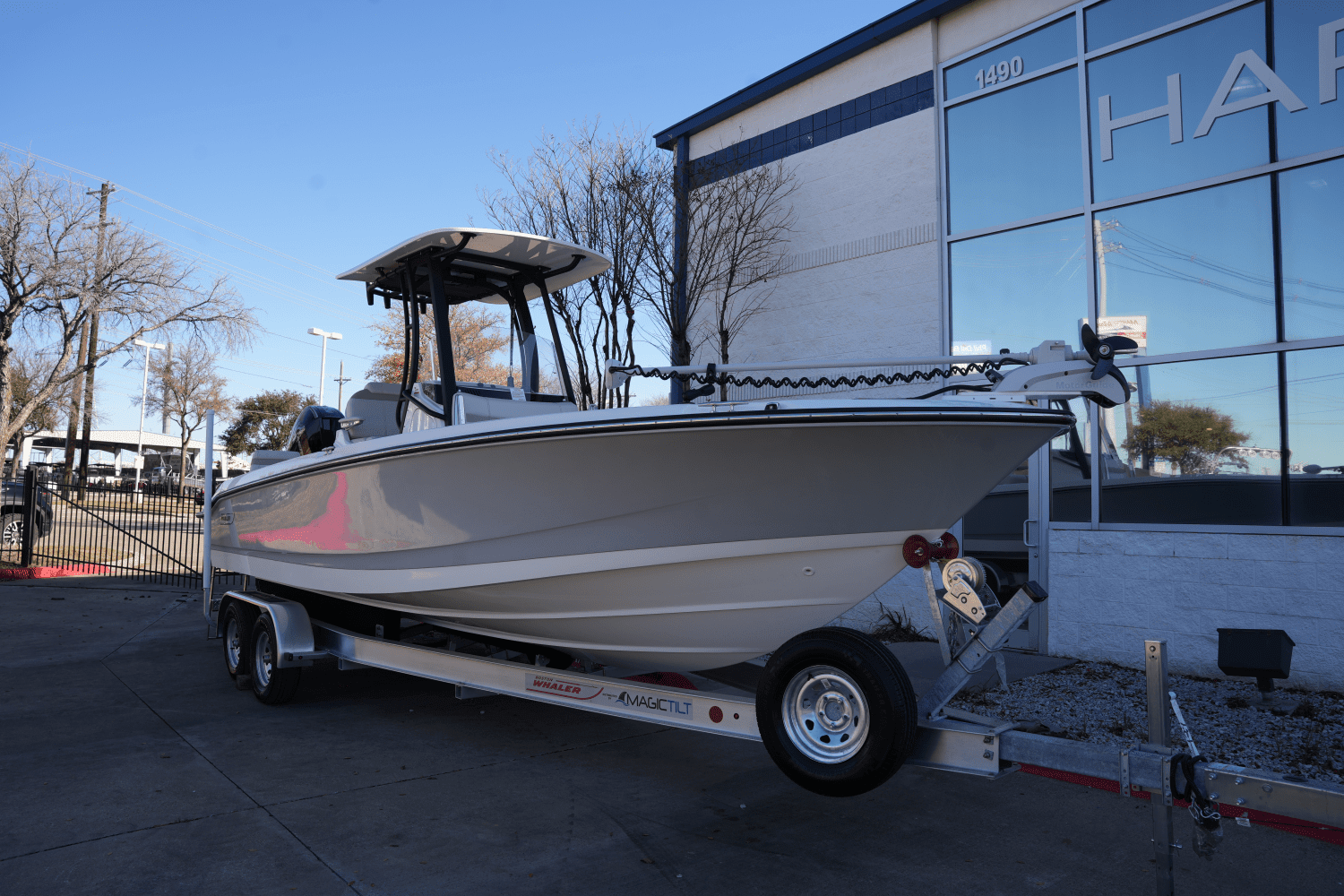 2025 Boston Whaler 250 Dauntless Image Thumbnail #1