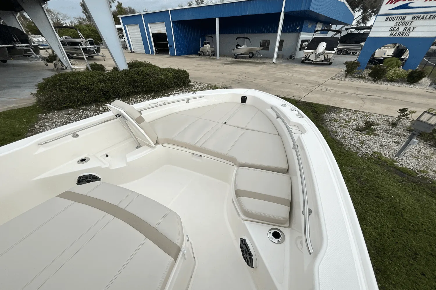 2025 Boston Whaler 250 Dauntless Image Thumbnail #12