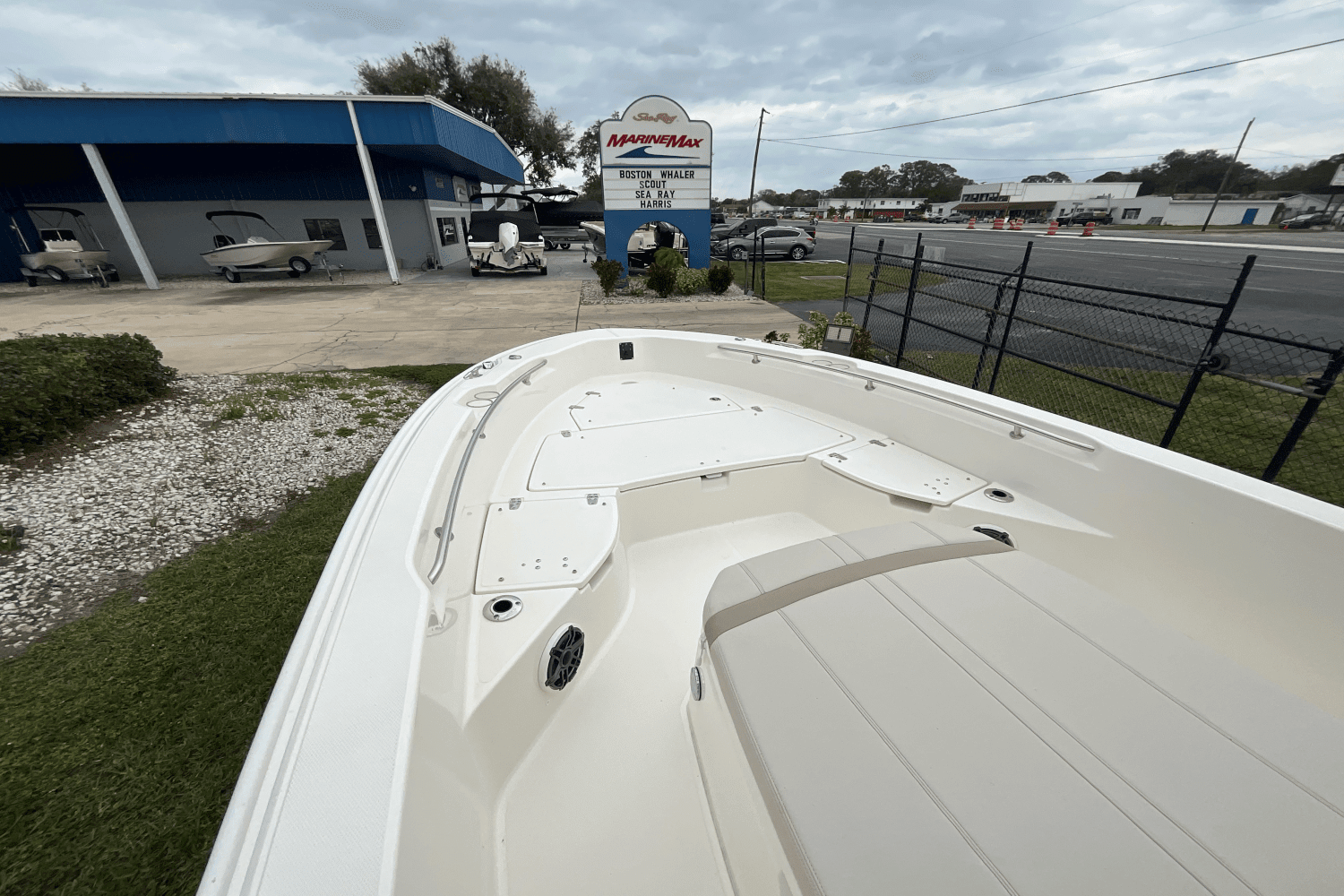 2025 Boston Whaler 250 Dauntless Image Thumbnail #4