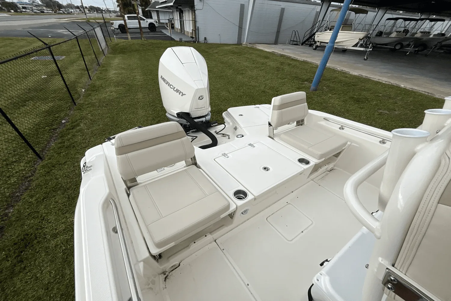 2025 Boston Whaler 250 Dauntless Image Thumbnail #11