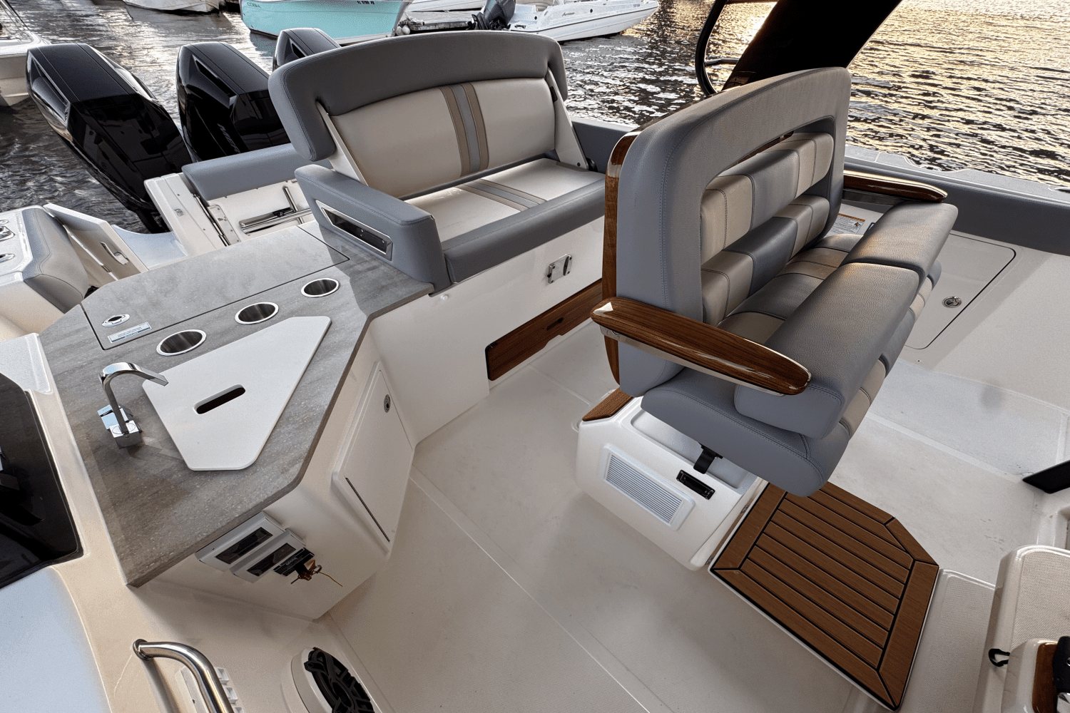 2025 Boston Whaler 350 Realm Image Thumbnail #11