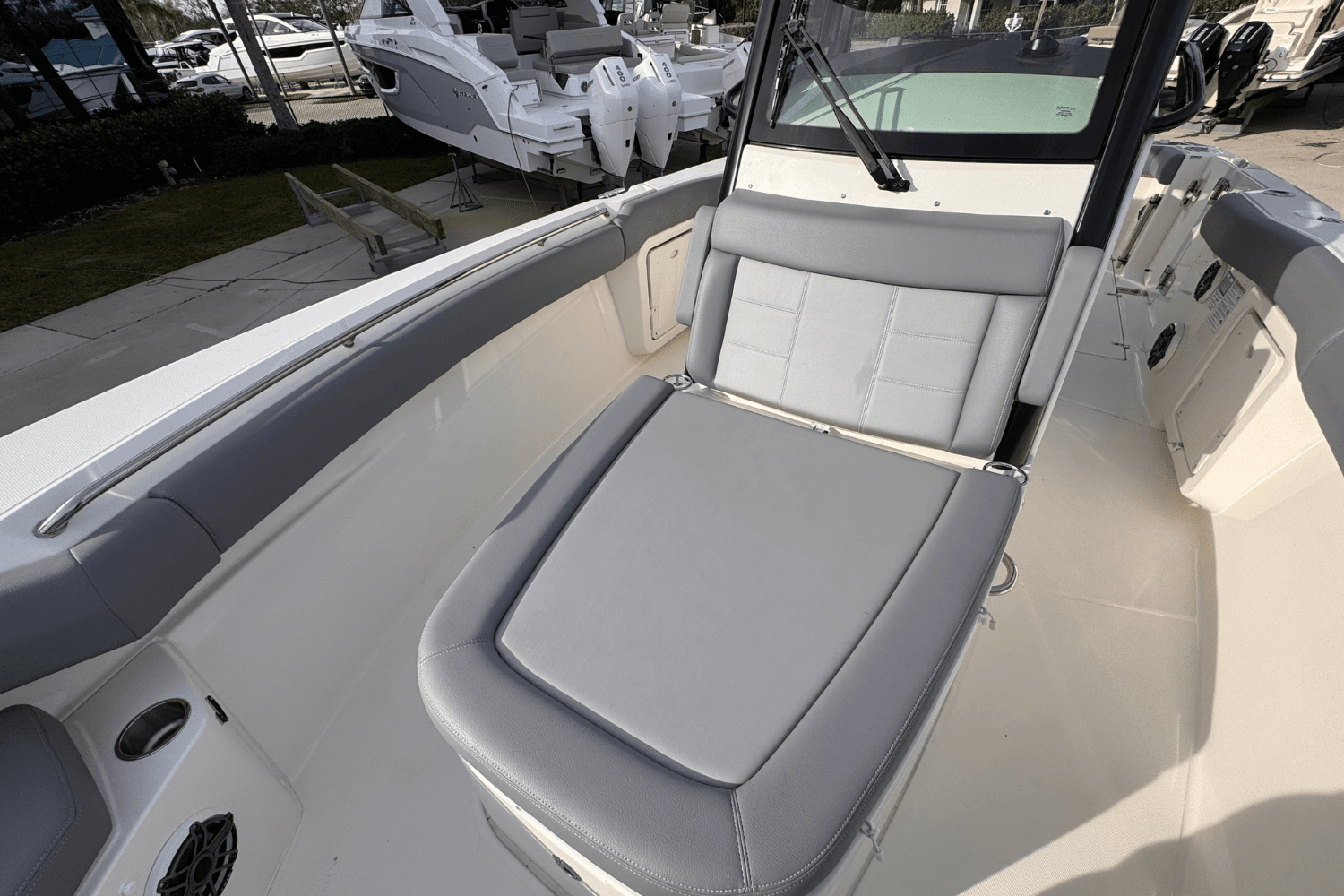 2025 Boston Whaler 280 Outrage Image Thumbnail #16