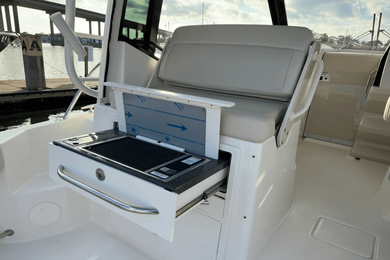 2025 Boston Whaler 325 Conquest Image Thumbnail #11