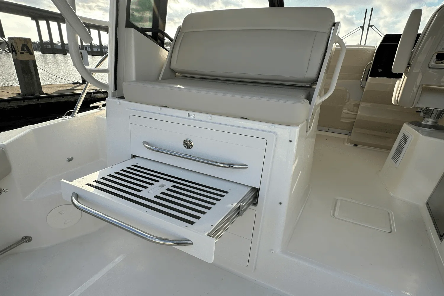 2025 Boston Whaler 325 Conquest Image Thumbnail #12