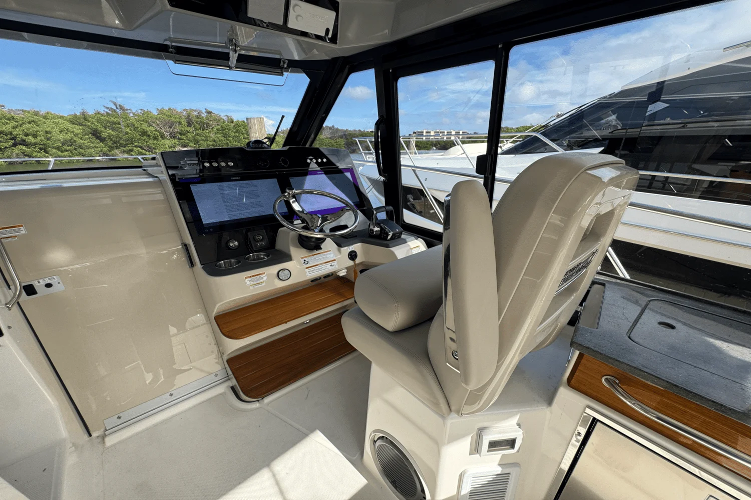 2025 Boston Whaler 365 Conquest Image Thumbnail #26