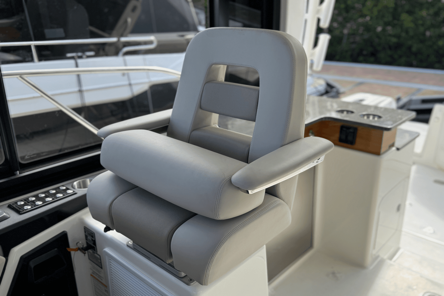 2025 Boston Whaler 365 Conquest Image Thumbnail #38