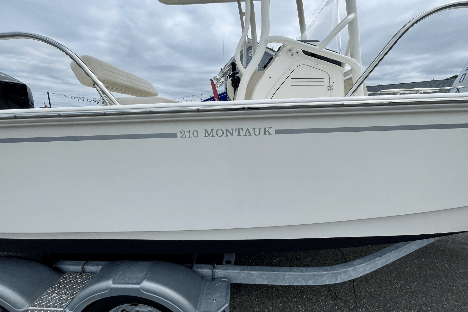 Thumbnail 3 for 2022 Boston Whaler 210 Montauk