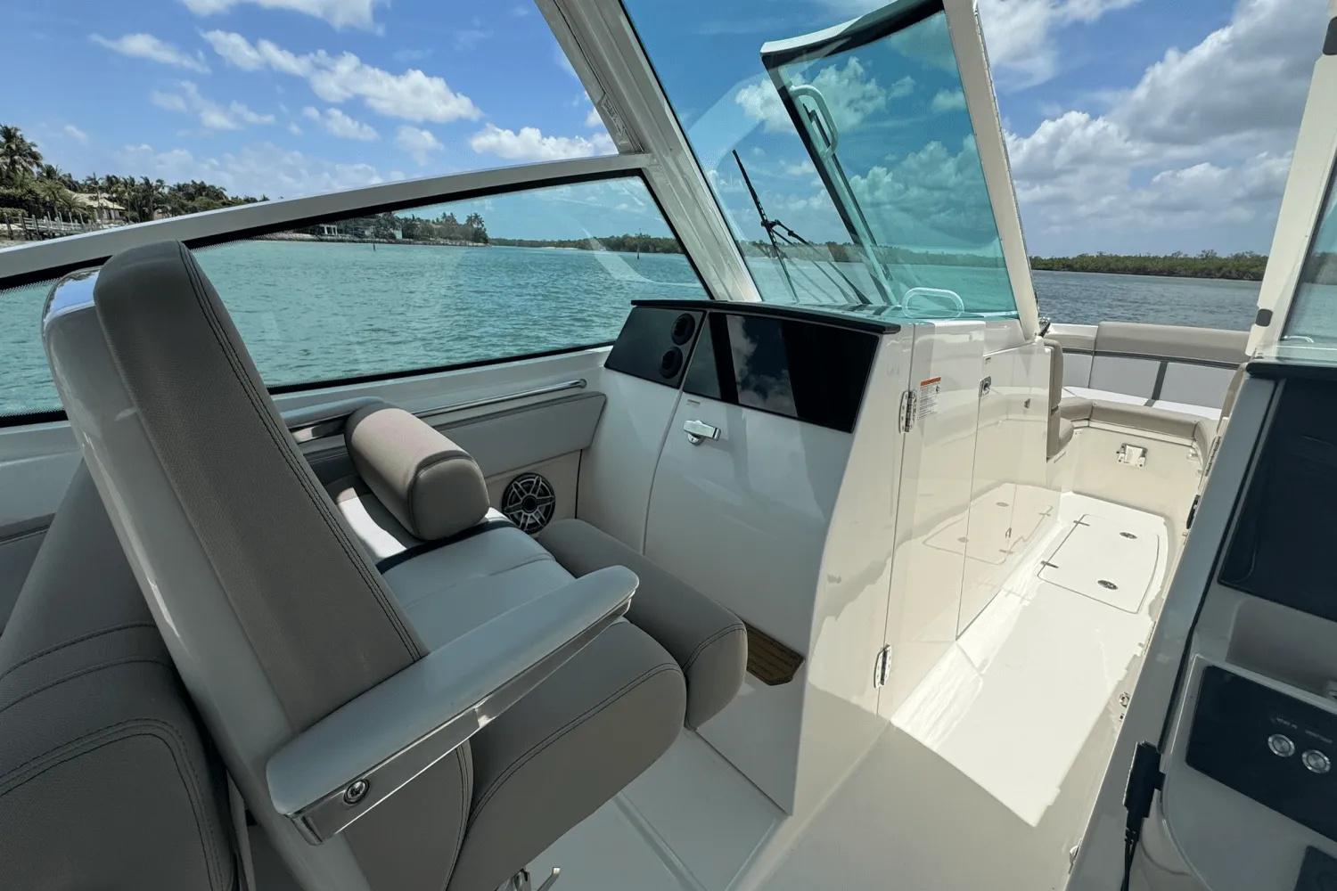 2025 Boston Whaler 330 Vantage Image Thumbnail #49