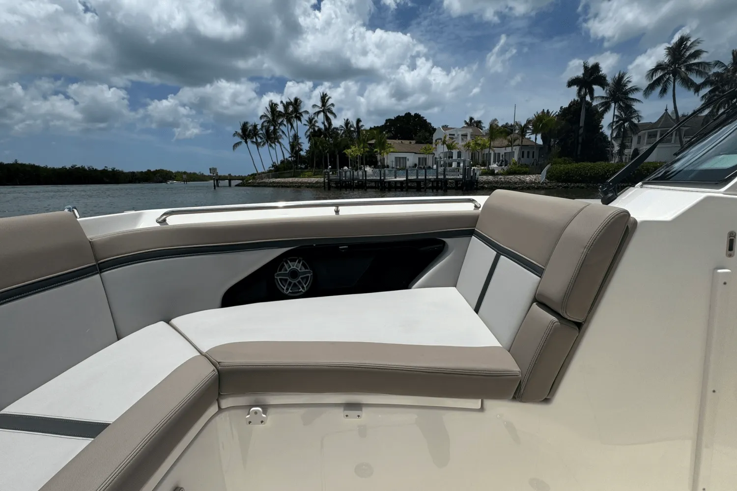 2025 Boston Whaler 330 Vantage Image Thumbnail #68