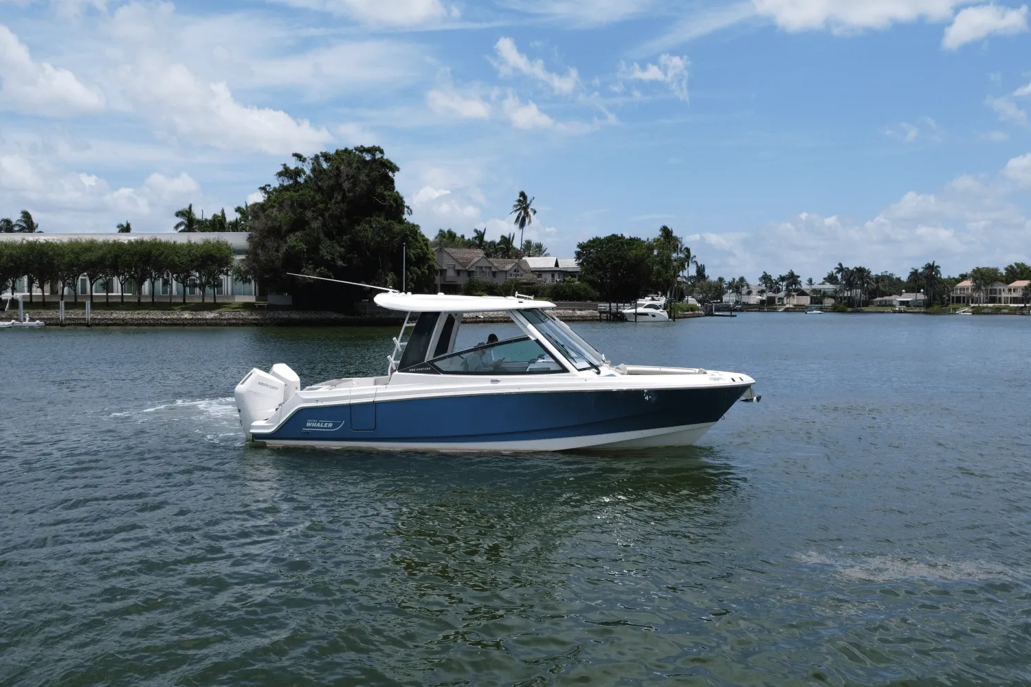 2025 Boston Whaler 330 Vantage Image Thumbnail #4