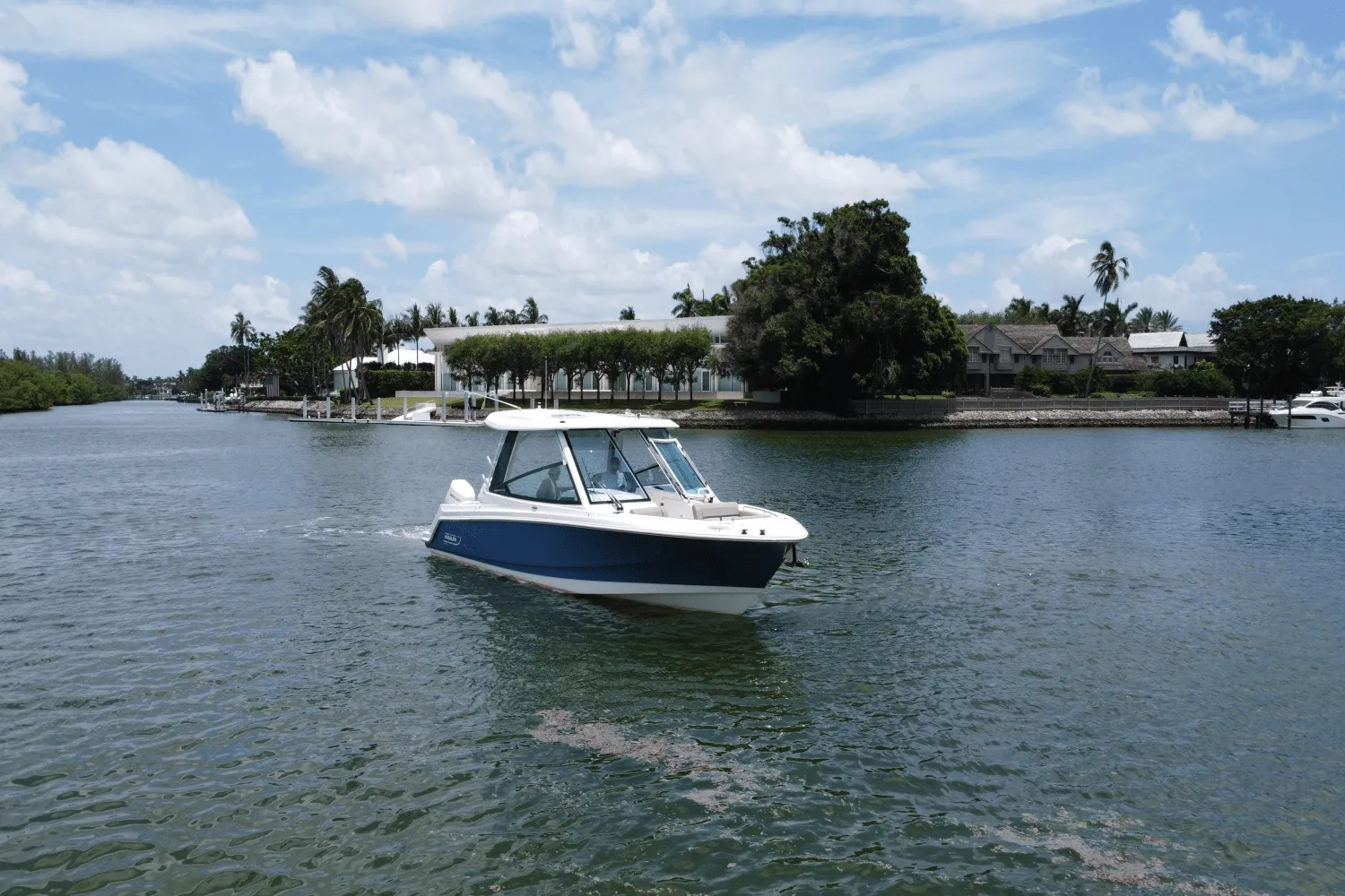 2025 Boston Whaler 330 Vantage Image Thumbnail #3
