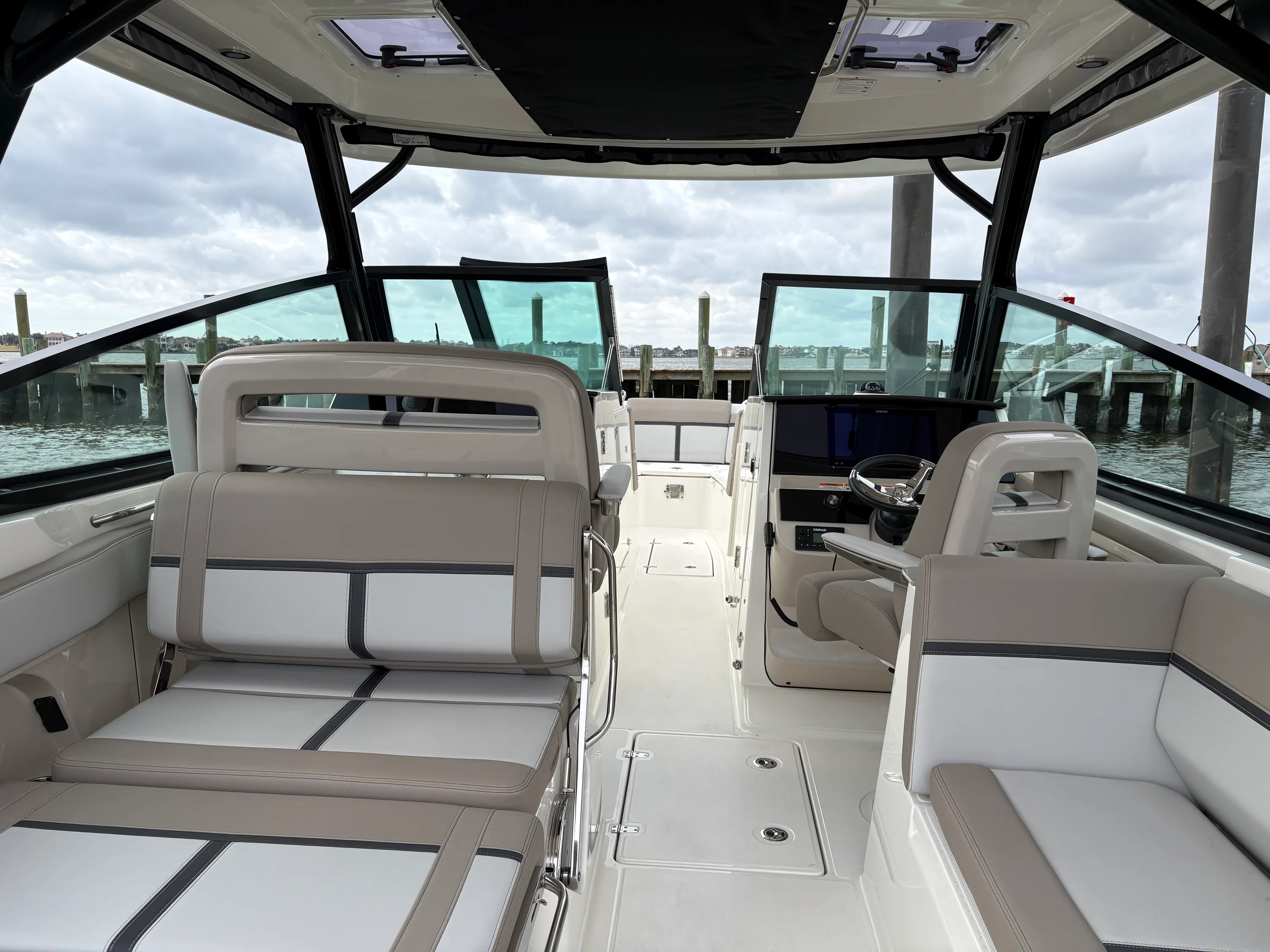 2025 Boston Whaler 330 Vantage Image Thumbnail #12