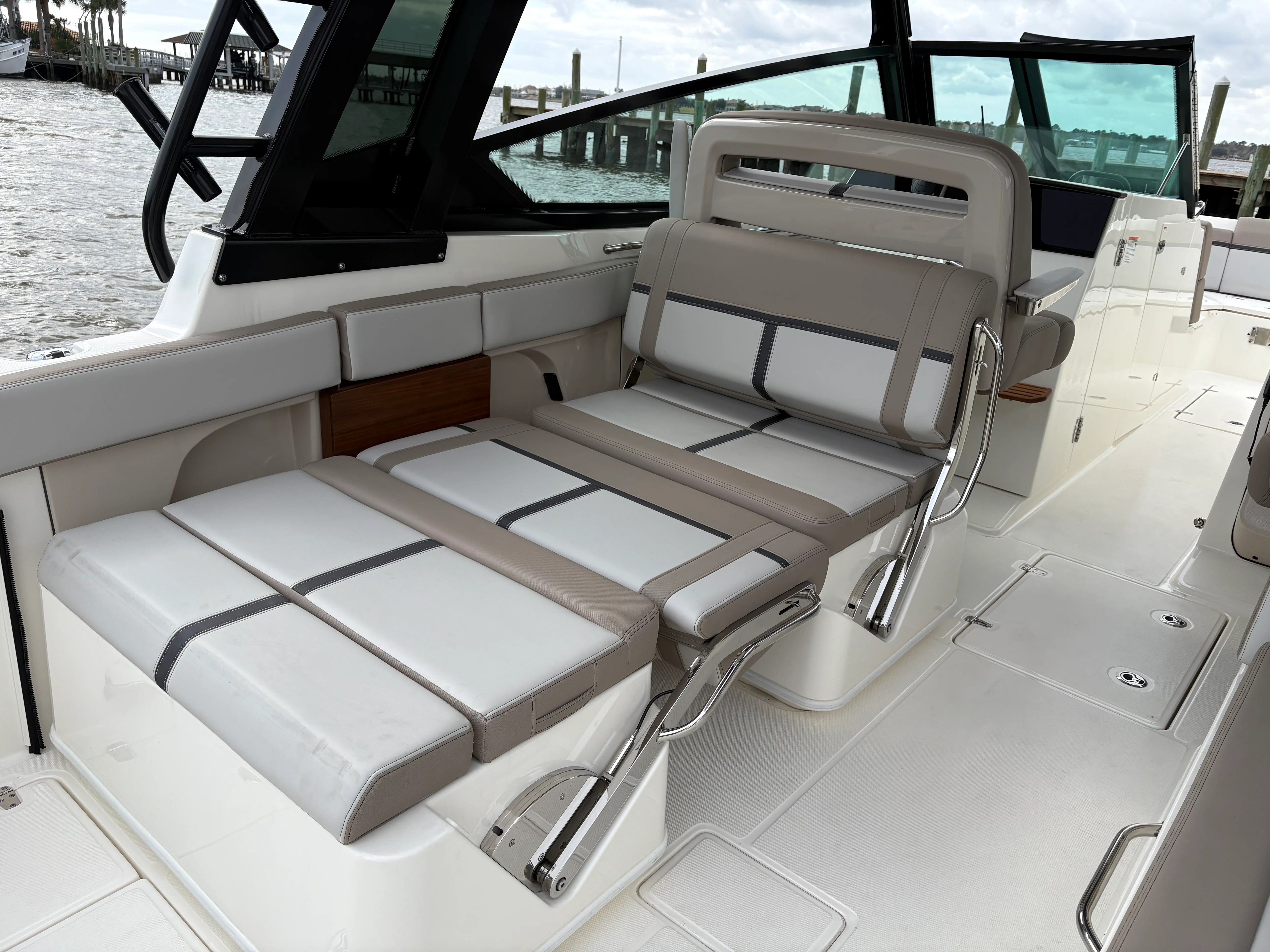 2025 Boston Whaler 330 Vantage Image Thumbnail #14
